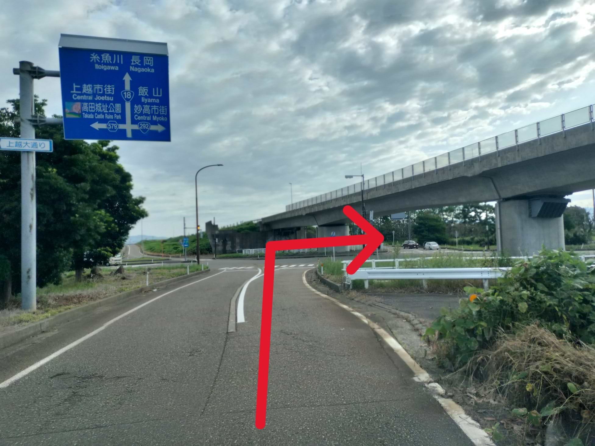 寺町交差点を右折し、国道292号線を飯山・妙高市街地方面へ進みます
