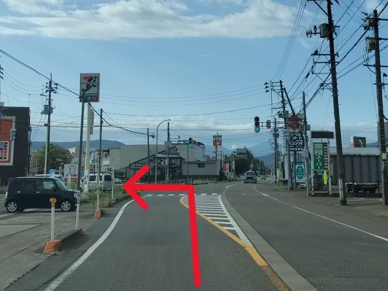 セブン-イレブン 妙高栗原店様を目印に、柳井田交差点を左折します