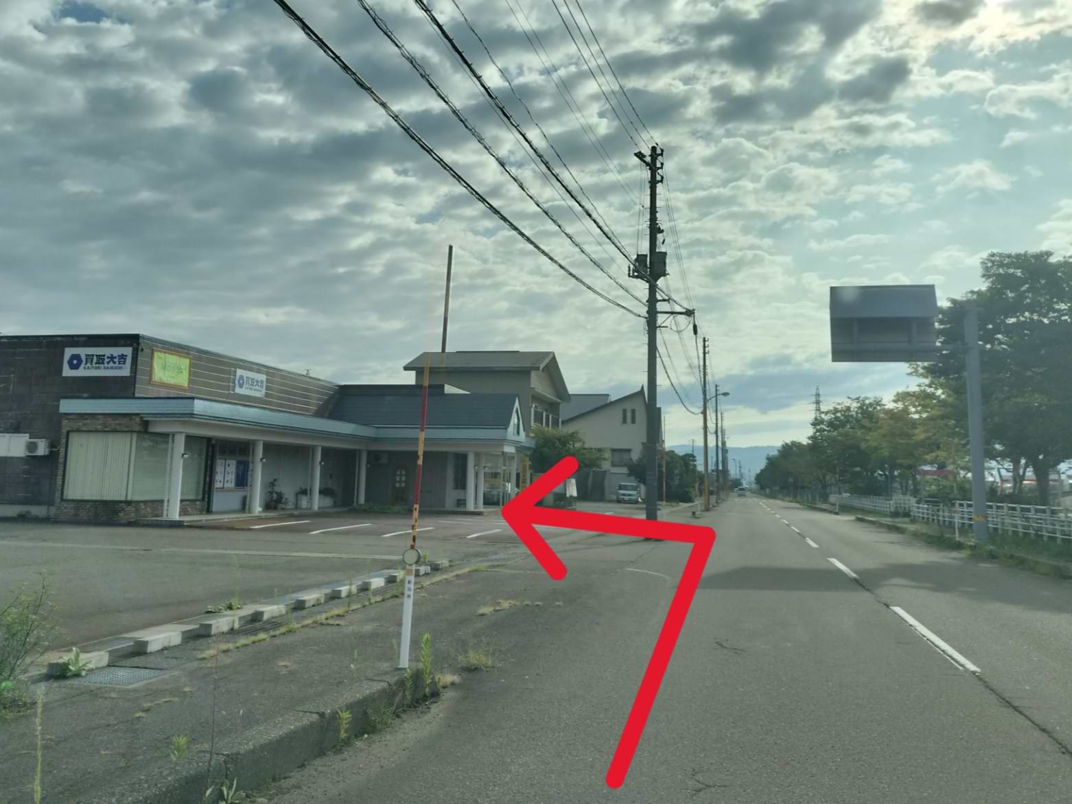 70ｍほど直進すると、左手に当店がございます<br>（ハセガワ不動産管理部様と同一敷地内です）
