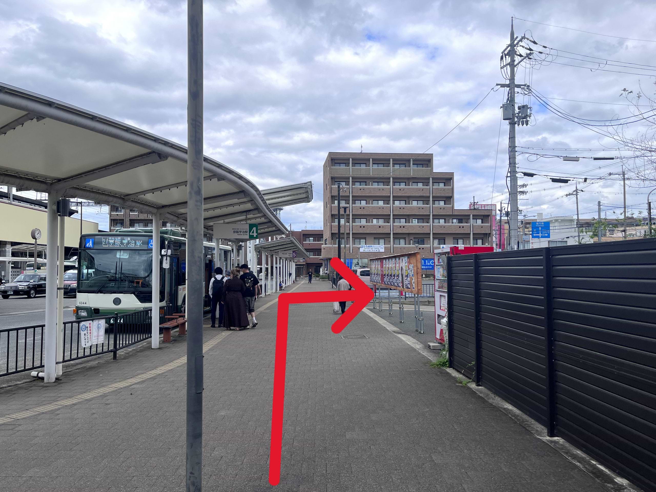 東口のロータリーを進み、駅の反対側まで来ましたら、右折します