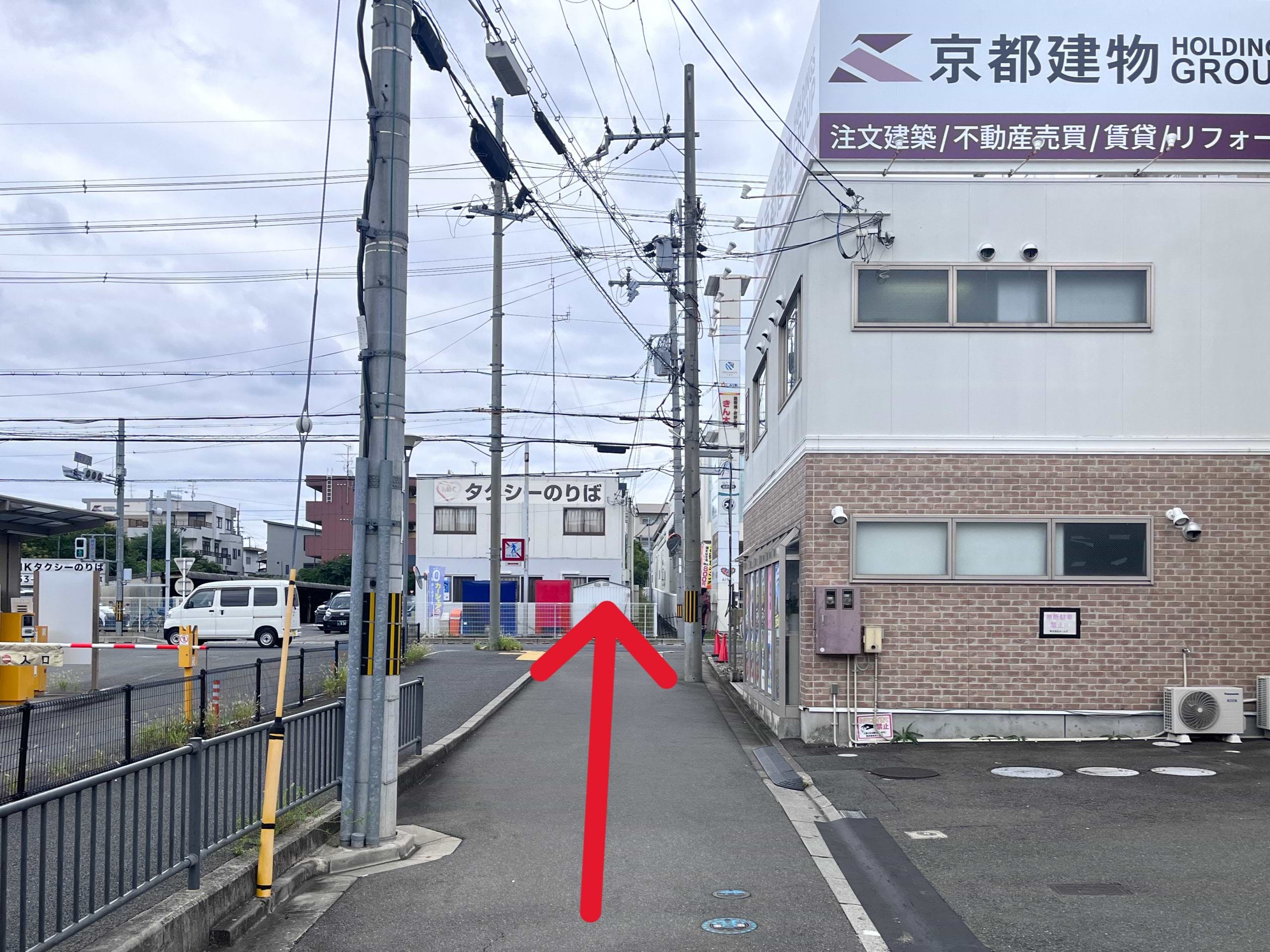 直進し、大通りに出ます