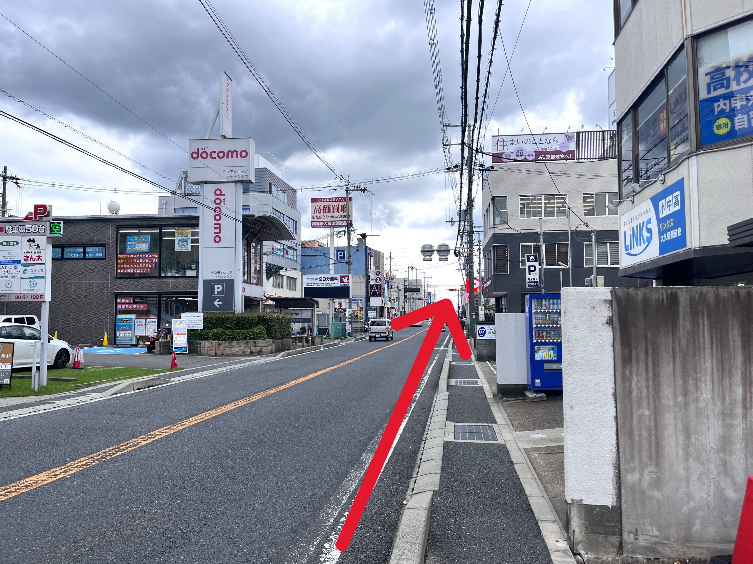 大通りに出たら、右手(南側)に進みます