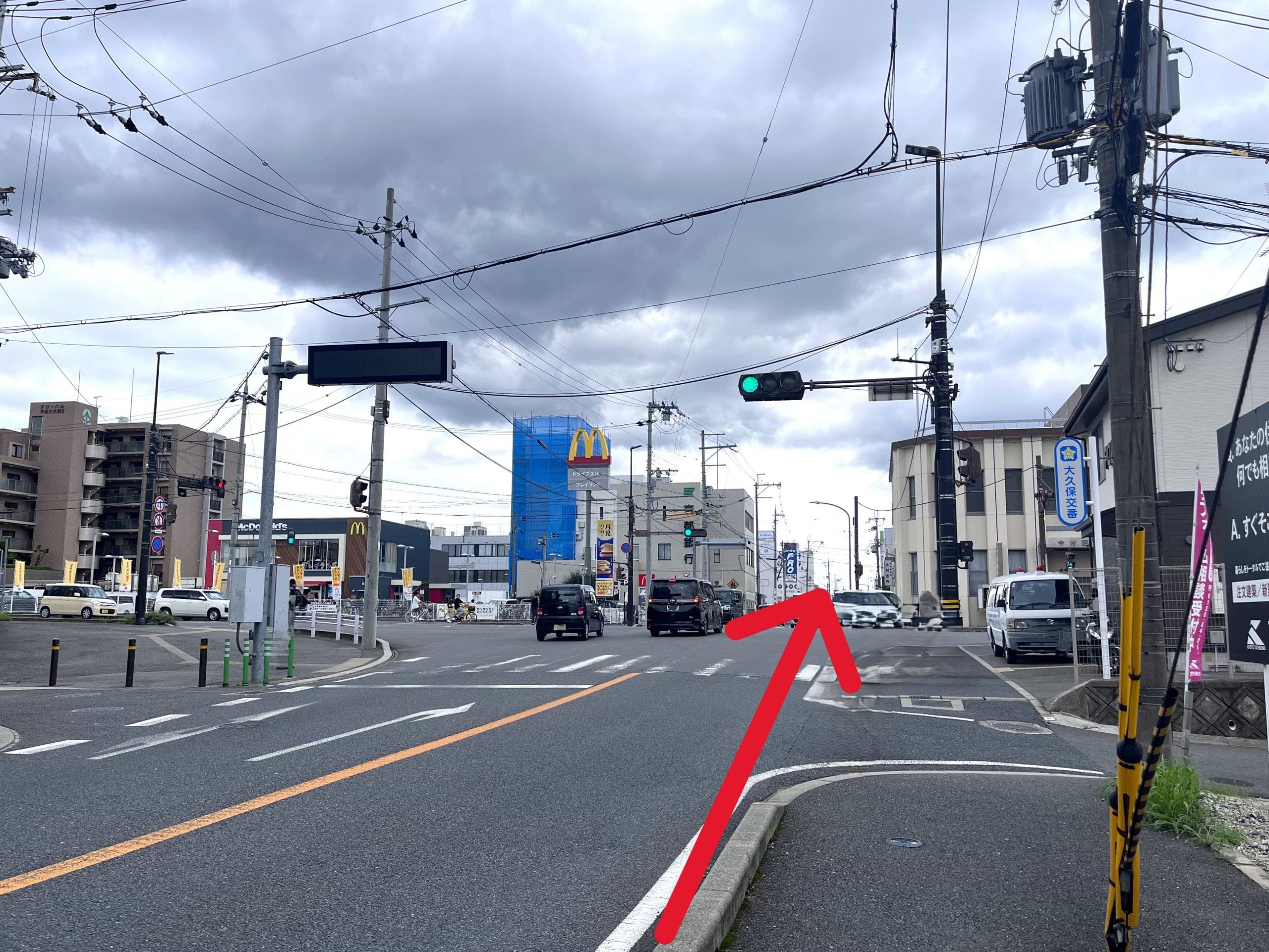 マクドナルド宇治大久保店を目印に、大久保交差点から180mほど直進します