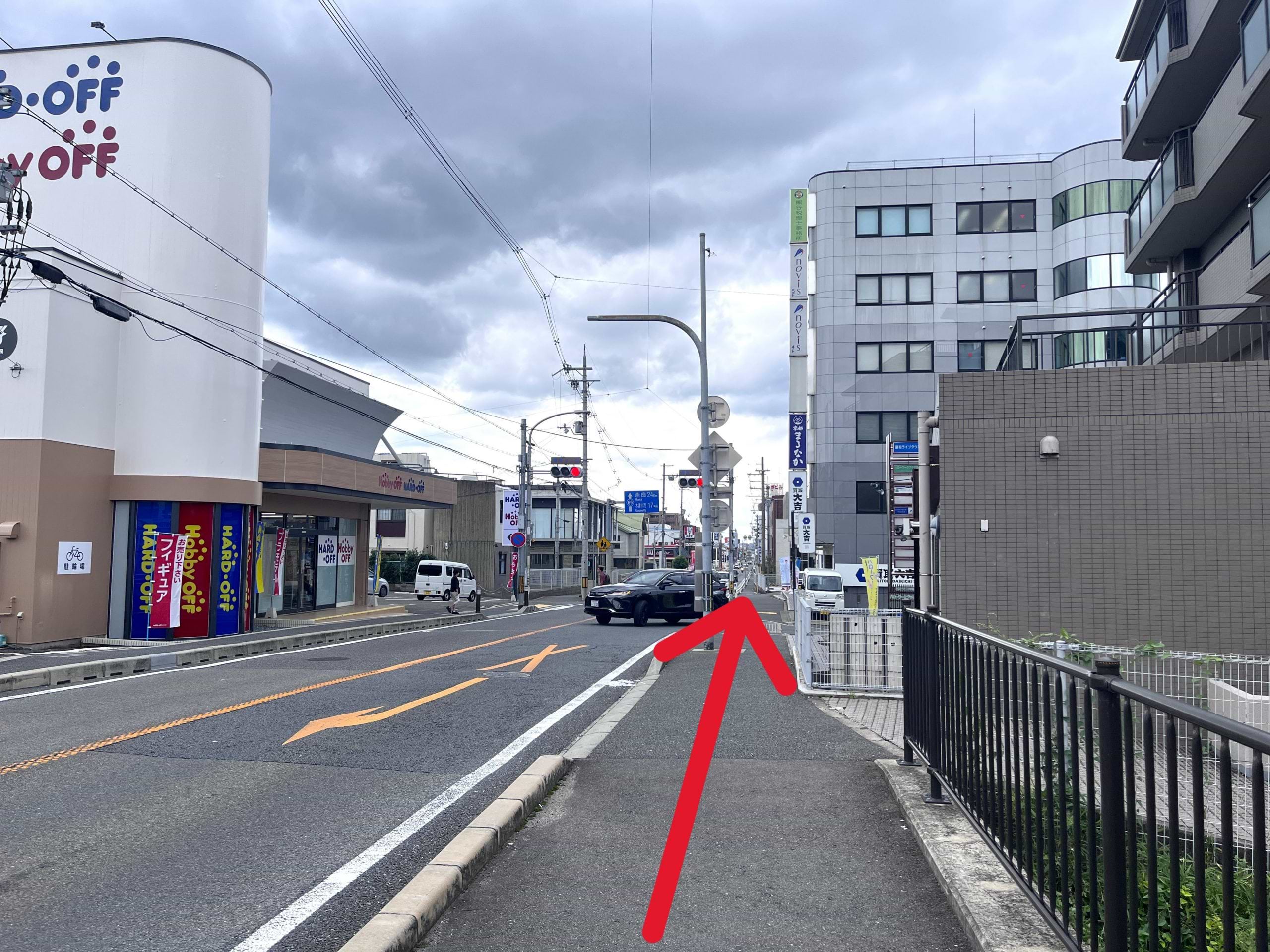 ハードオフ宇治大久保店の向かいに当店がございます