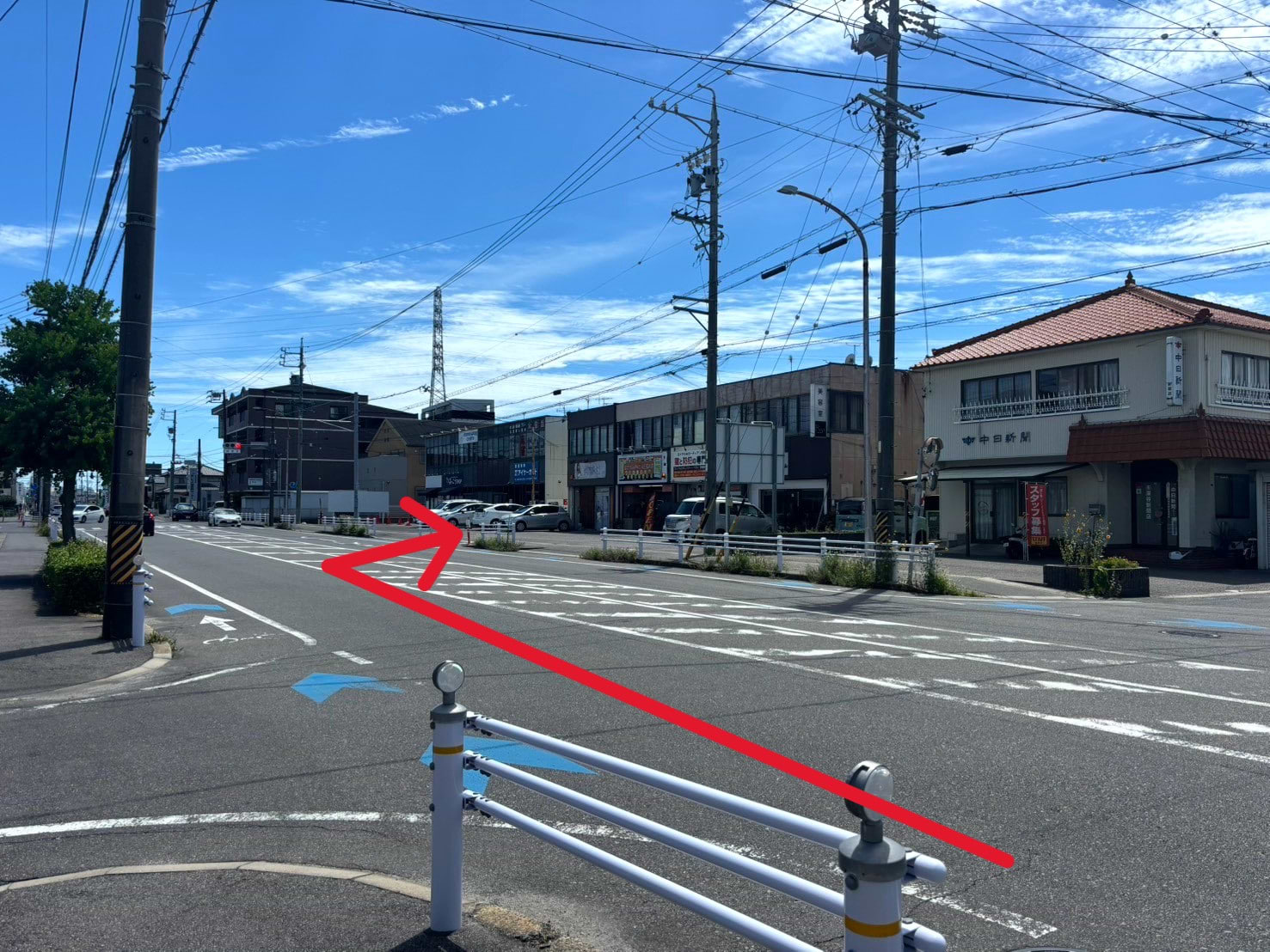 今池町3丁目交差点の手前、はっこうSHOP様の隣に当店がございます