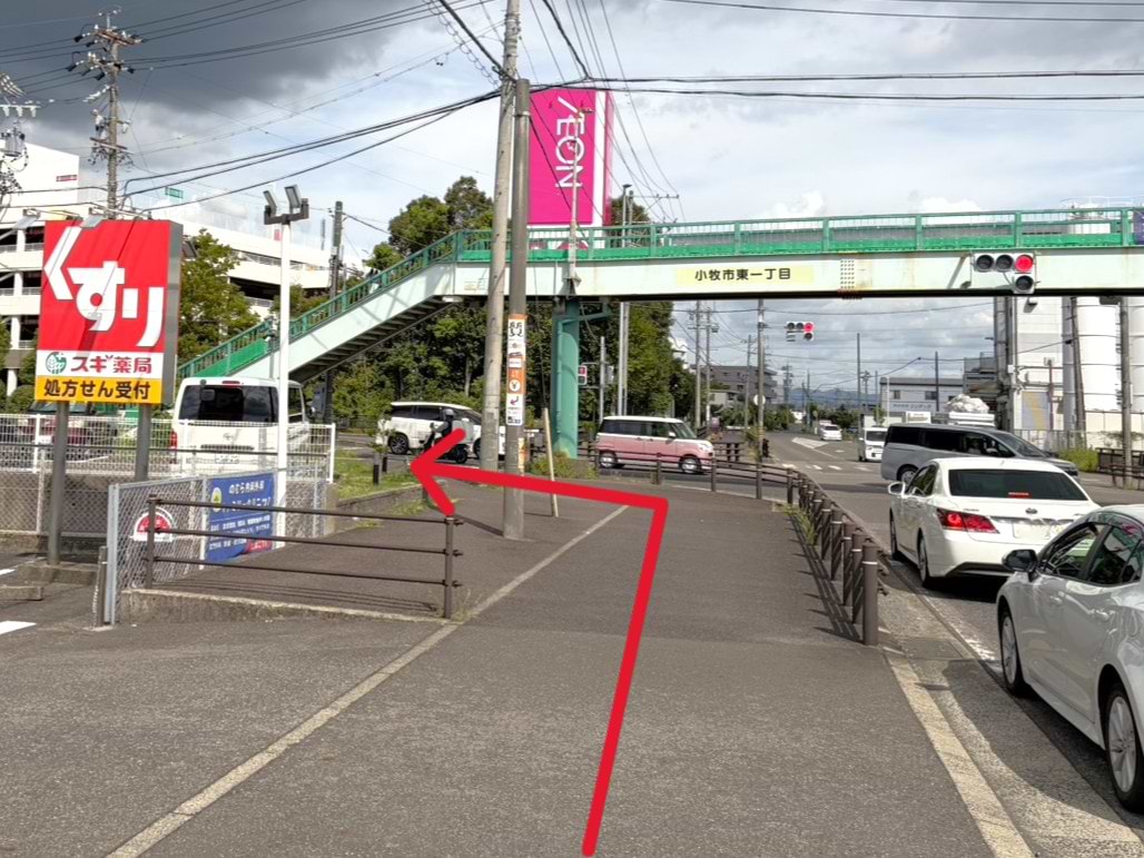 左折後、そのまま500mほど直進していただくと、左手に当店がございます