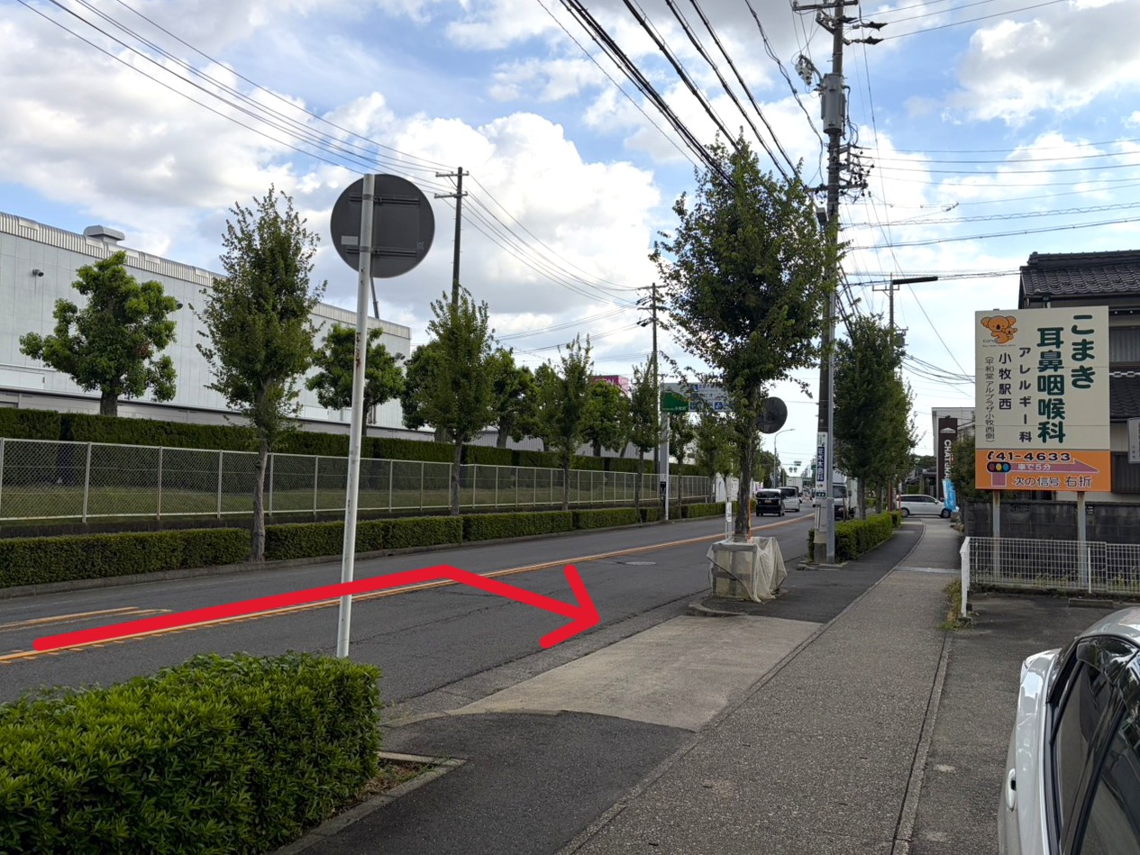 道なりに進んでいただくと、右手に当店がございます