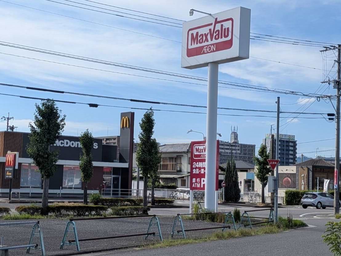 マックスバリュ小郡七夕通り店を通過し、交差点の角に当店がございます