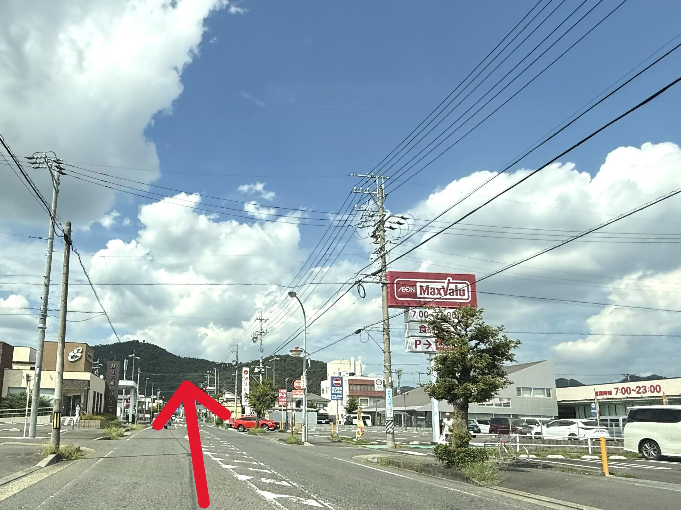 マックスバリュ水海道店を背に、右手に進みます
