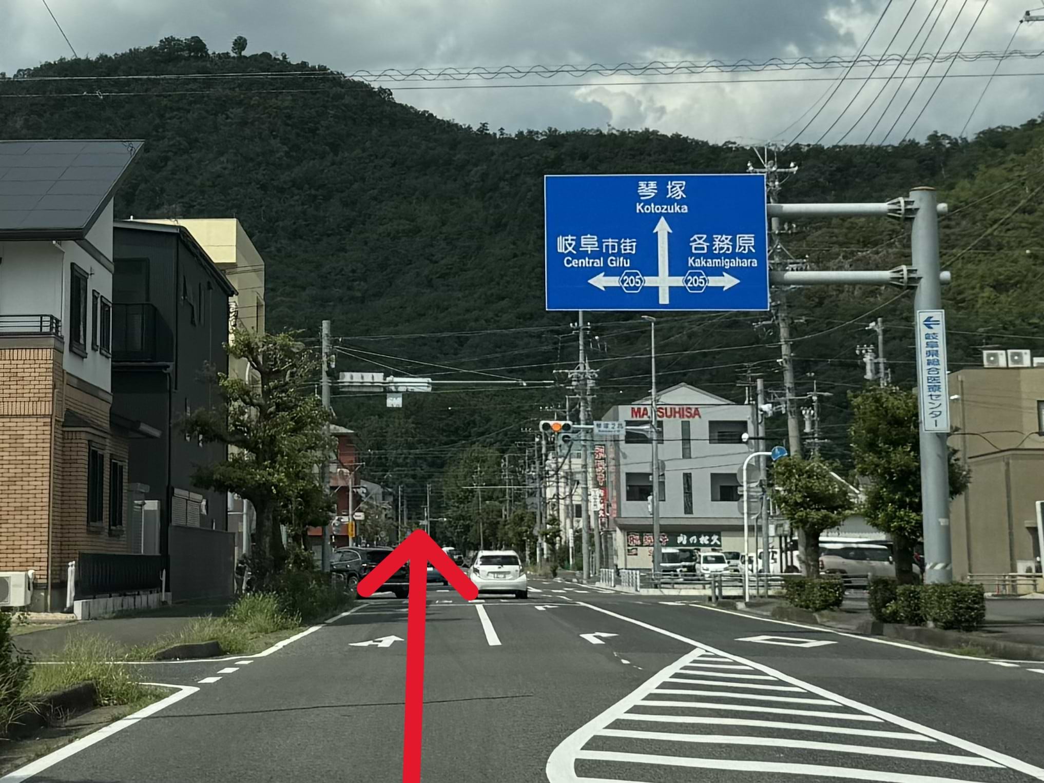 そのまま道なりに250ｍほど直進します