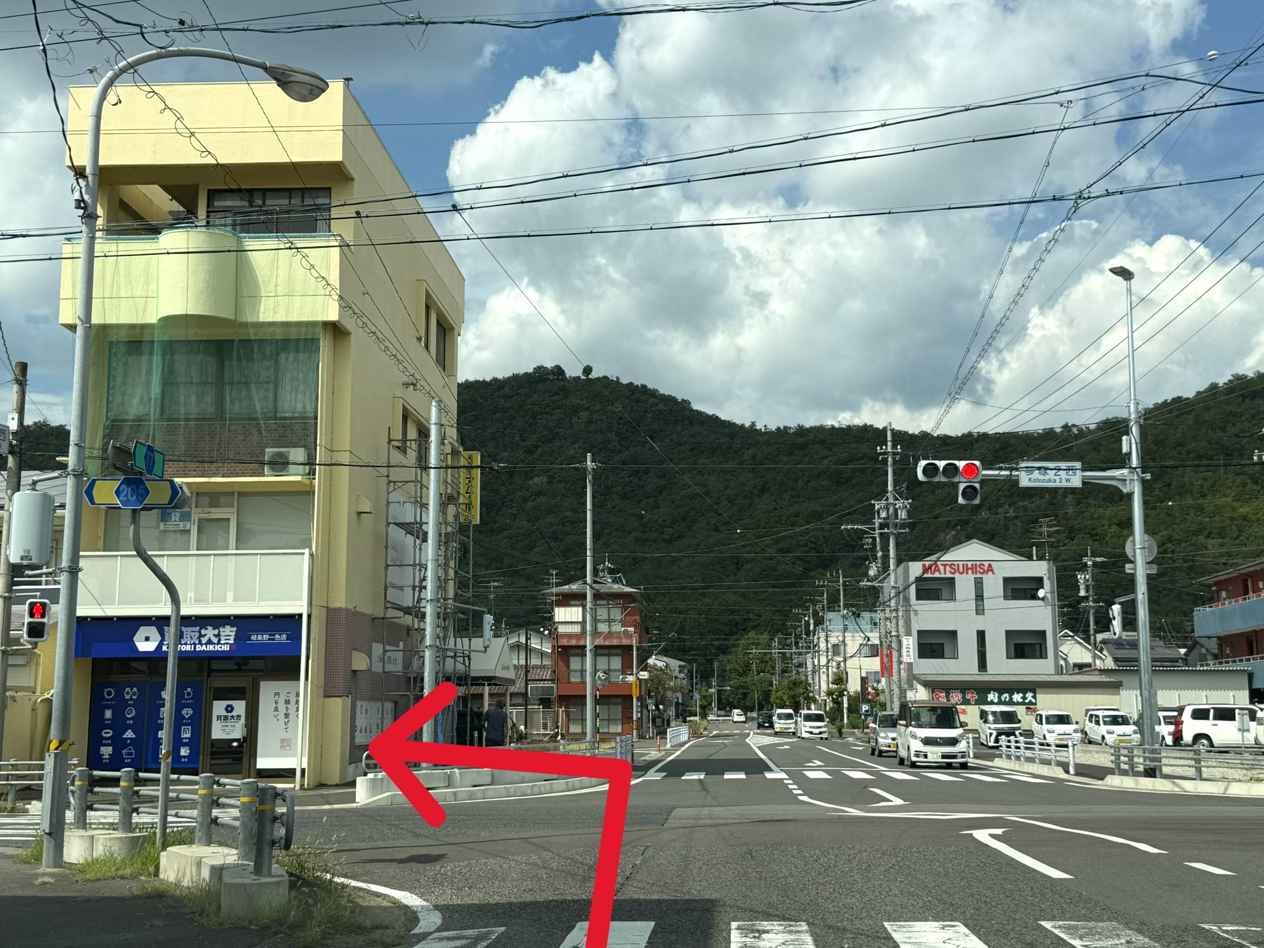 琴塚2西交差点の左手に当店がございます