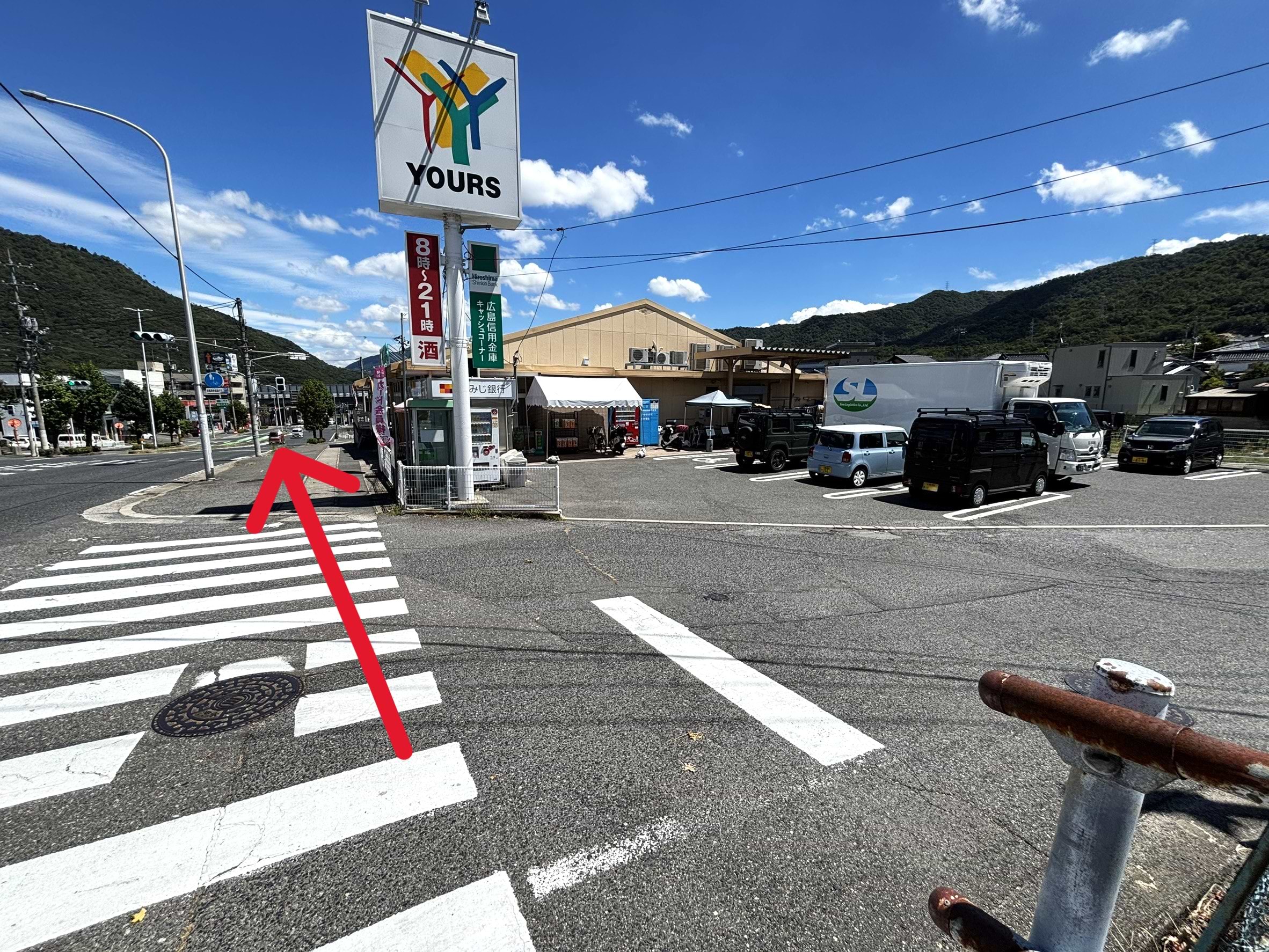 ユアーズ福田店を右手に、正面にある信号まで進みます