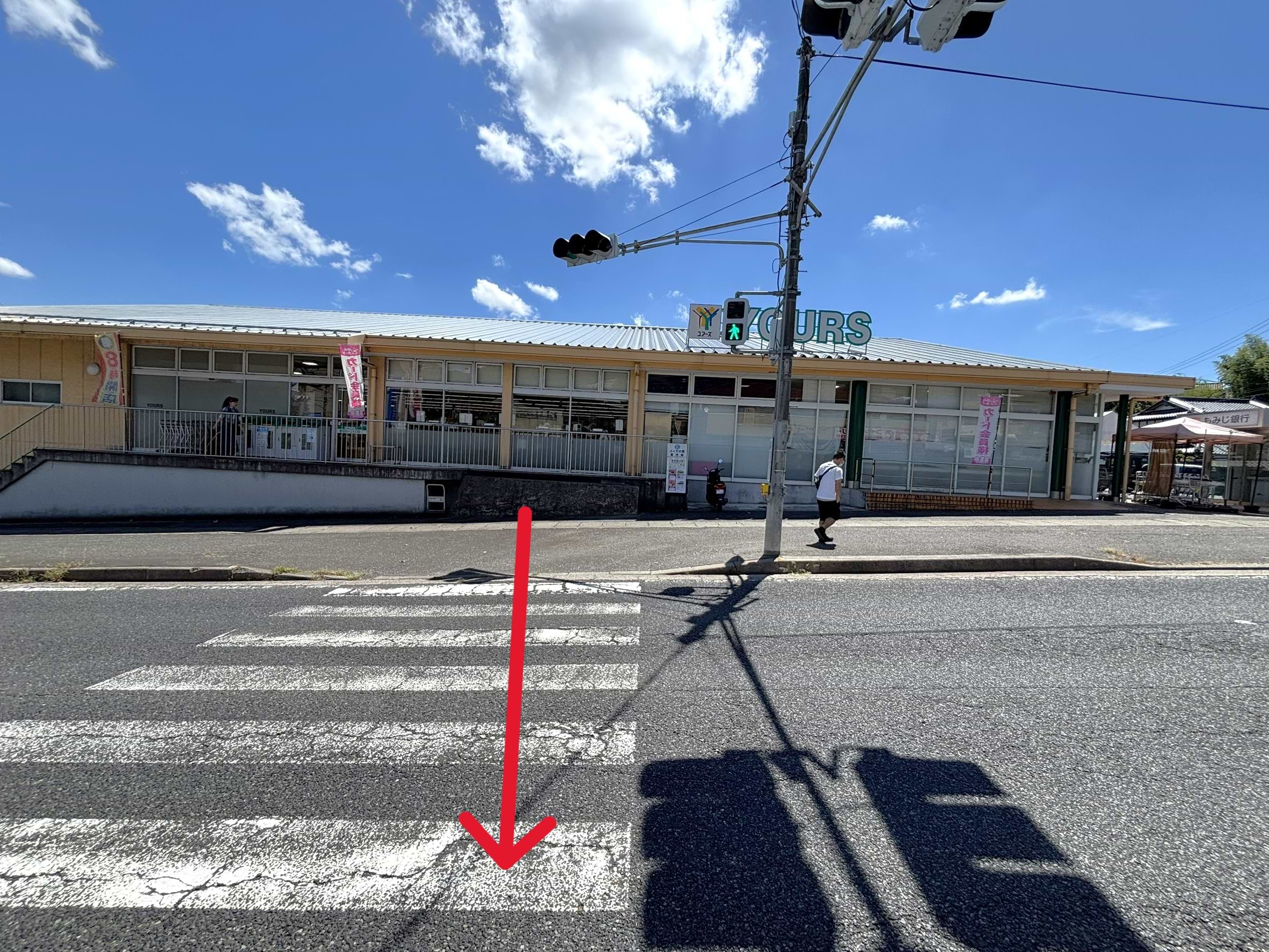 信号を渡ると、前方左手に当店がございます