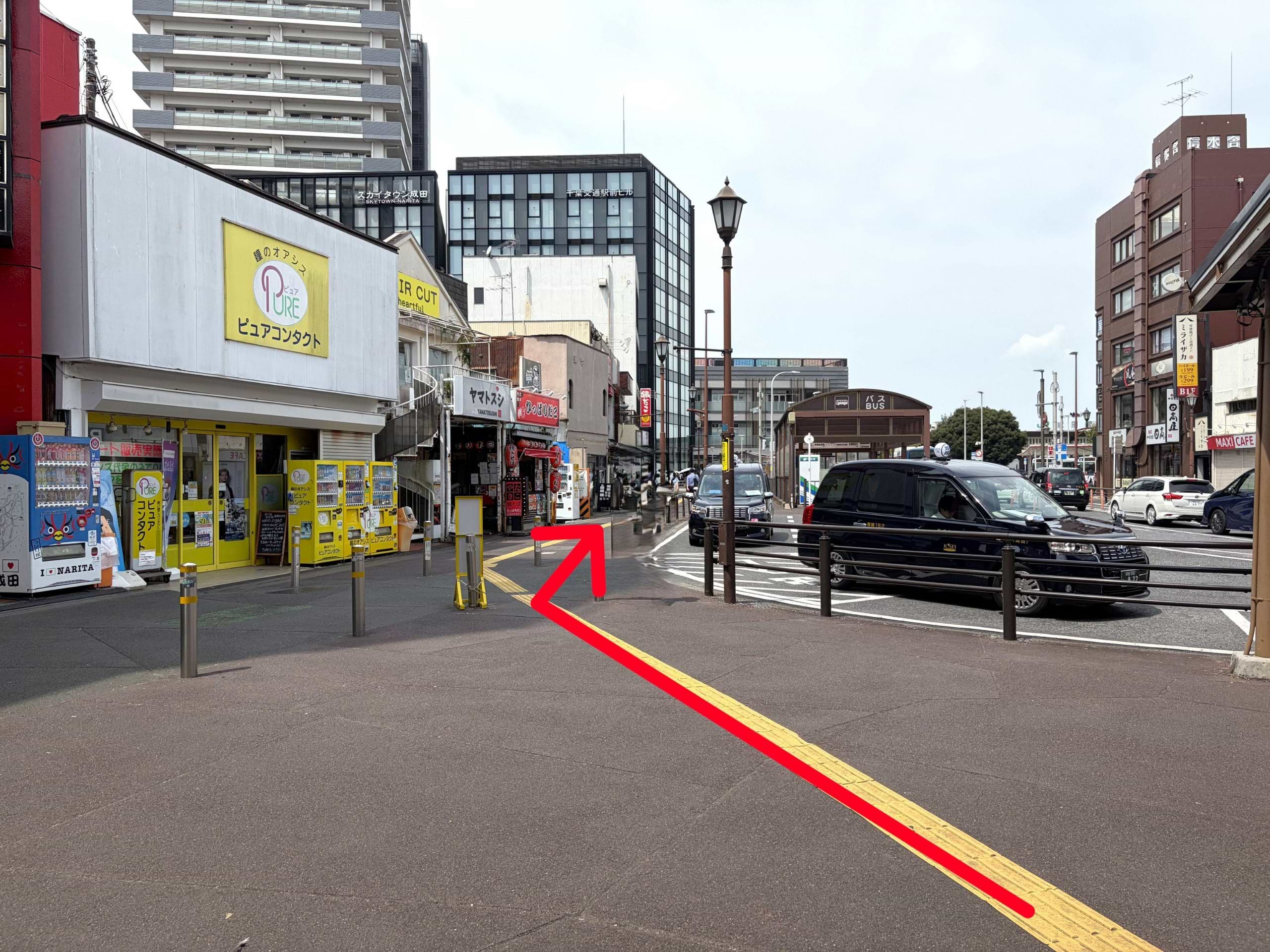 【京成成田駅よりお越しの場合】<br>西口を出て、JR成田駅方面へ進みます