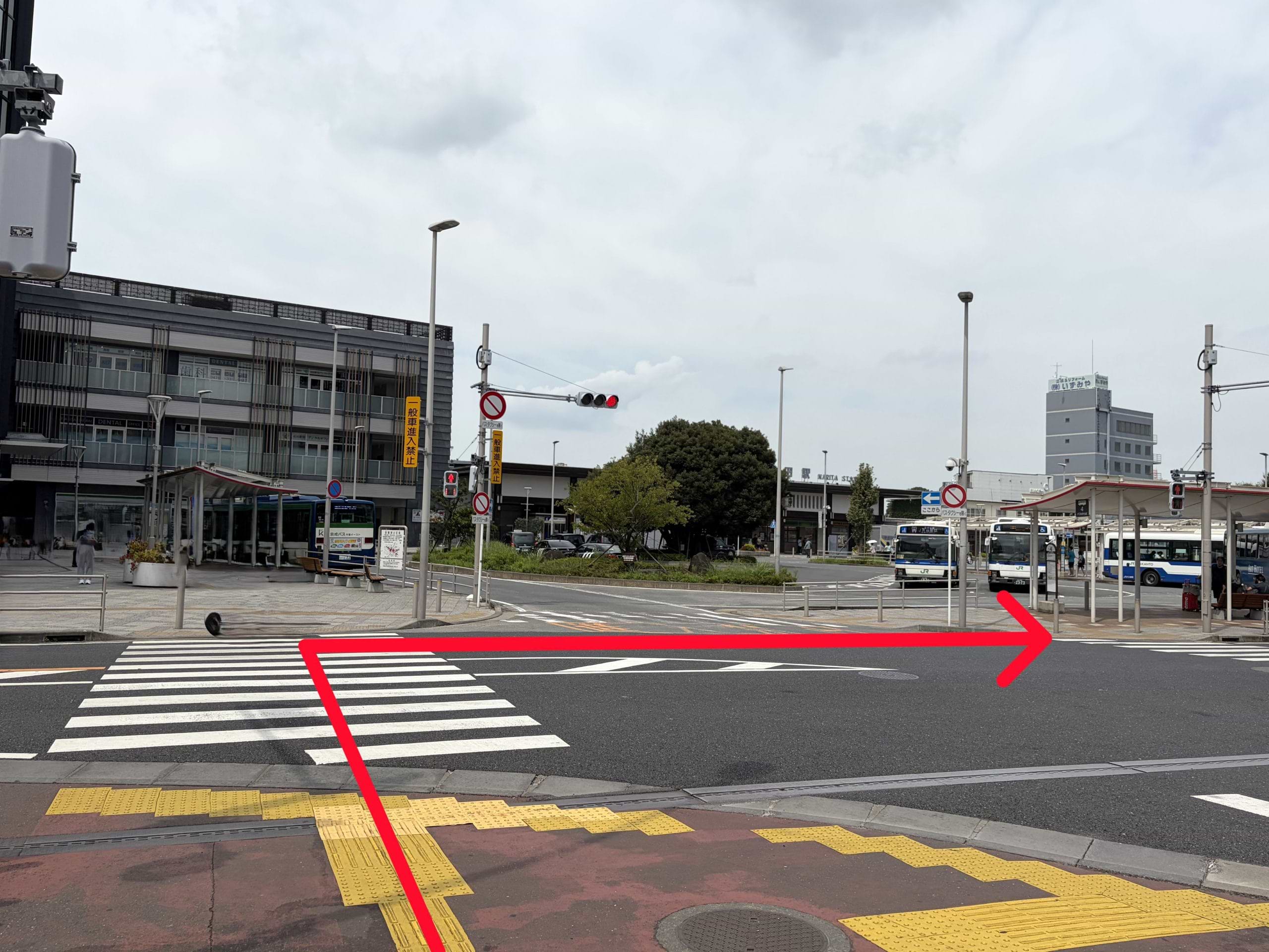 横断歩道を渡って右折し、バスターミナル2番のりばへ進みます
