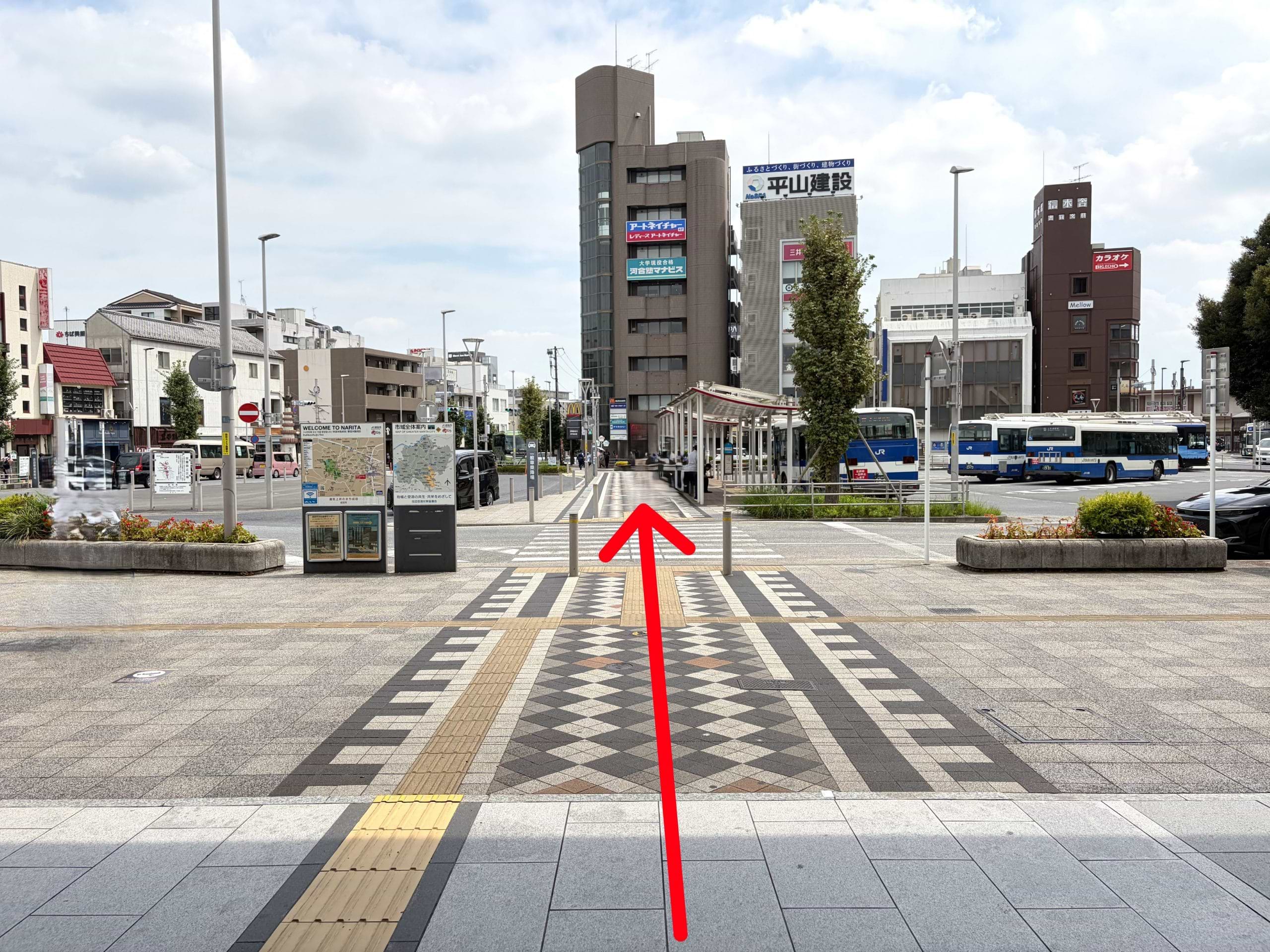 そのまま正面の横断歩道を渡り、2番のりばへ進みます