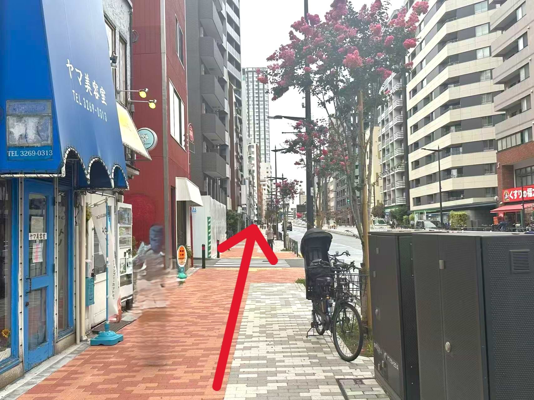 牛込柳町駅 南東口を出て、左手へ進みます