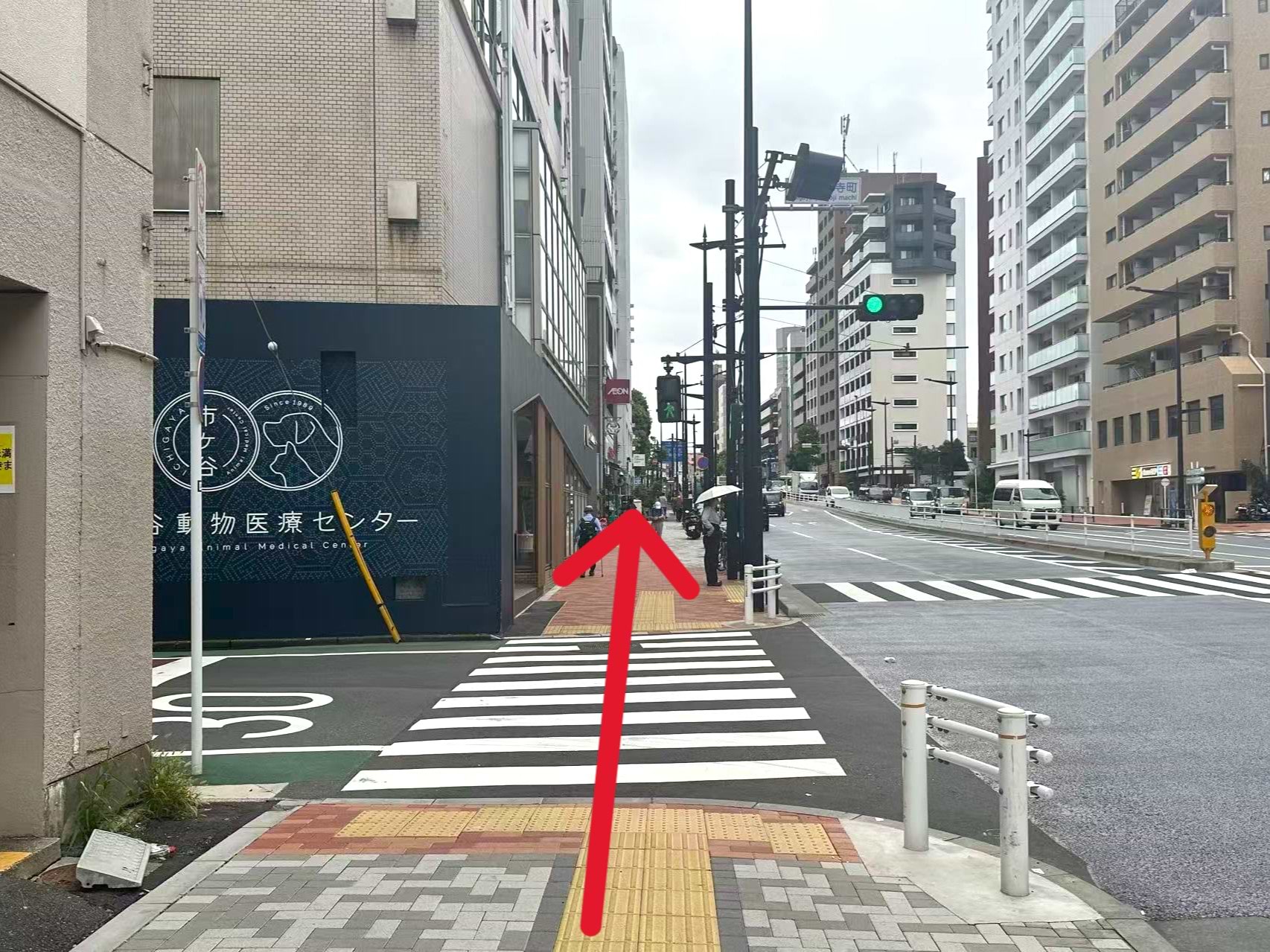 市谷薬王寺町交差点を通過すると、すぐ左手に当店がございます