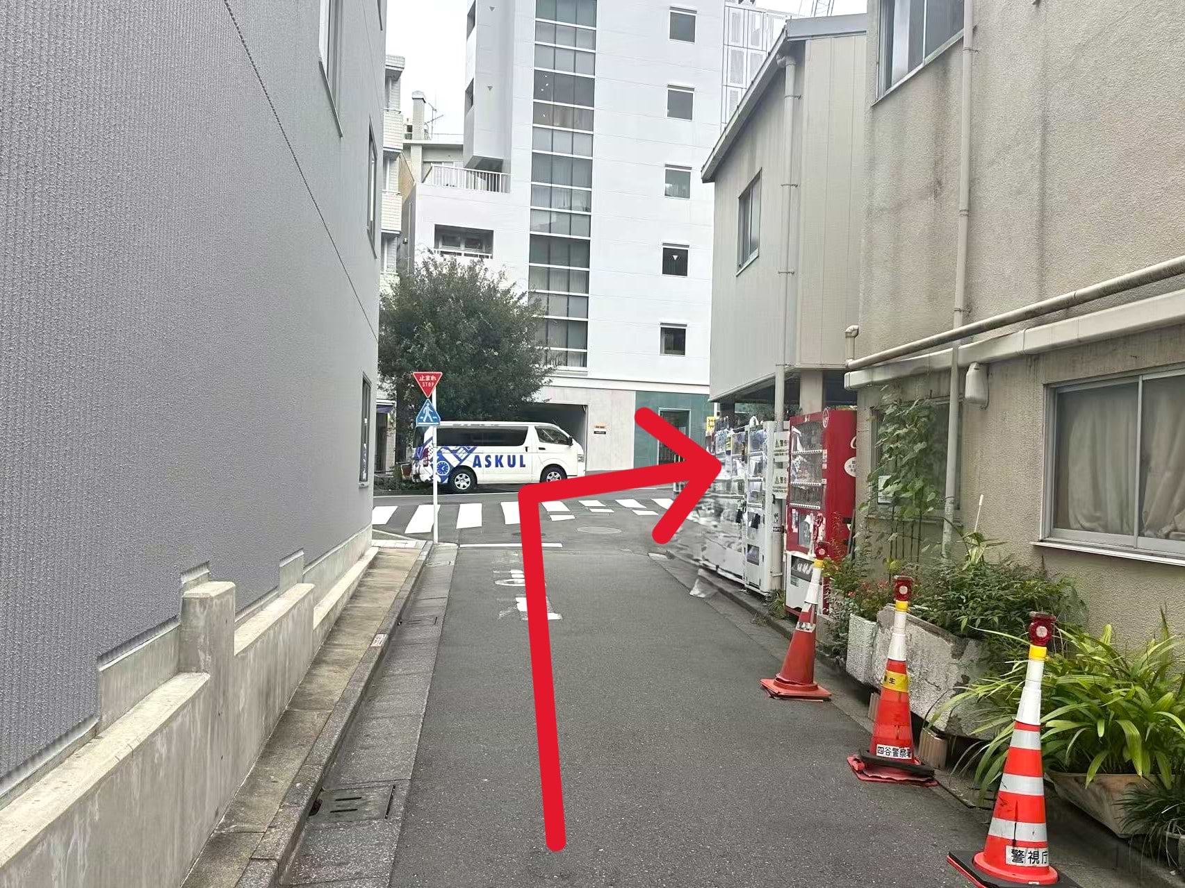 新宿両国線に出たら、右折します