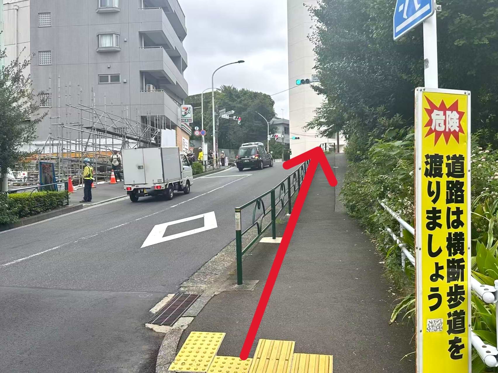そのまま坂を上り、セブン-イレブン 新宿曙橋駅東店を目印に、横断歩道を渡ります