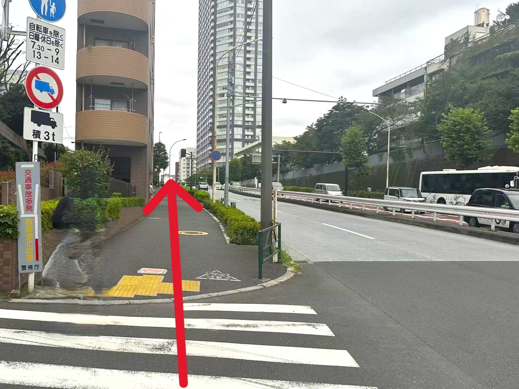 外苑東通りを300ｍほど直進します