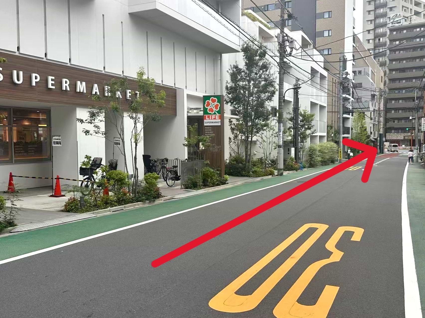 ライフ市谷薬王寺店を背に、左手に進みます