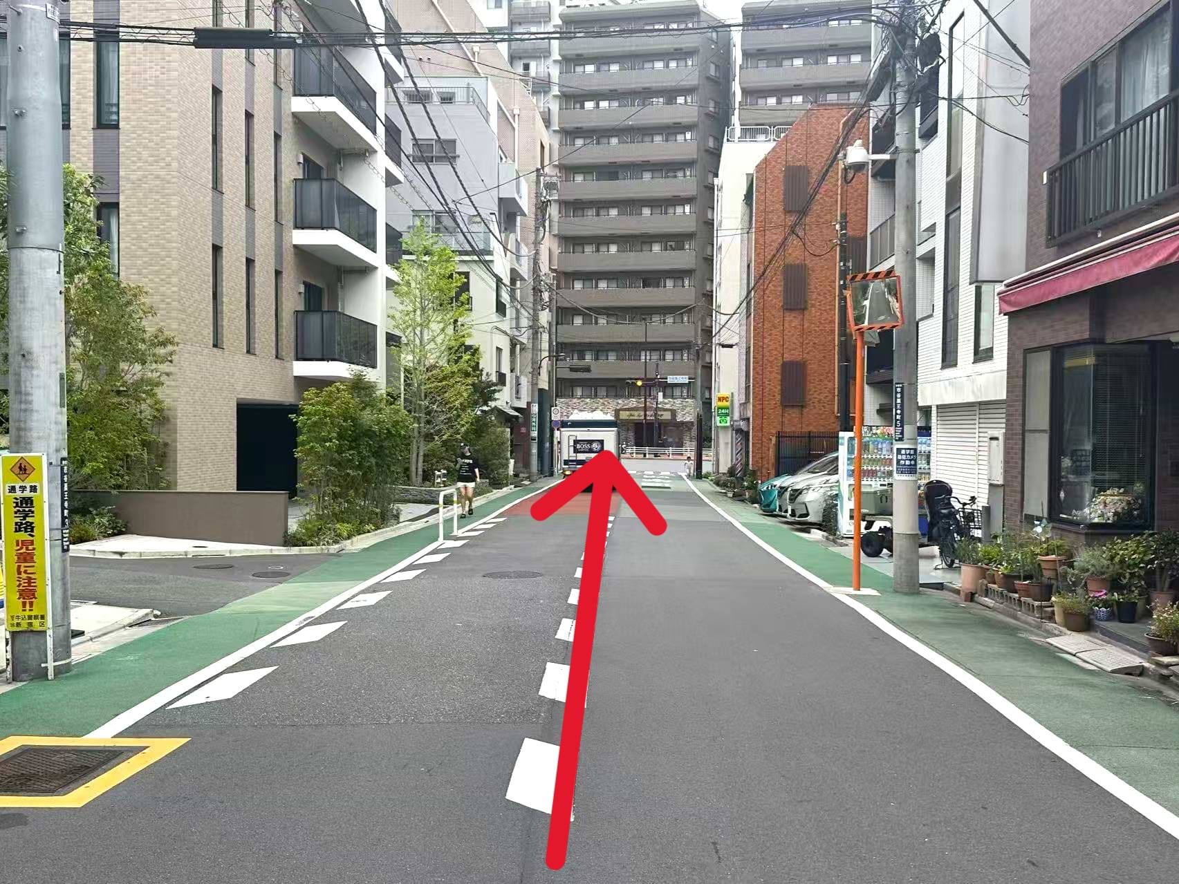 そのまま突き当りまで直進します