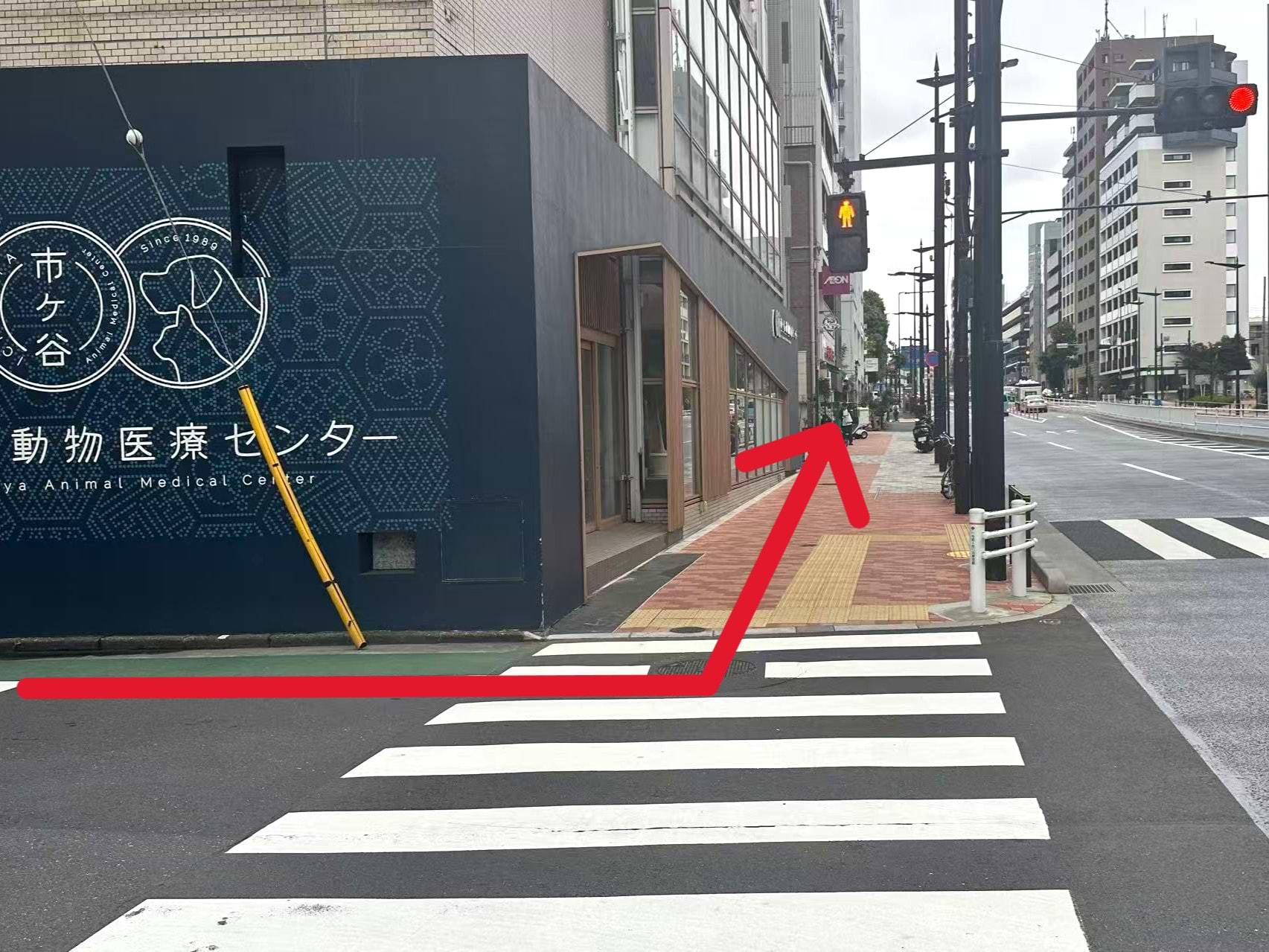突き当りを左折します