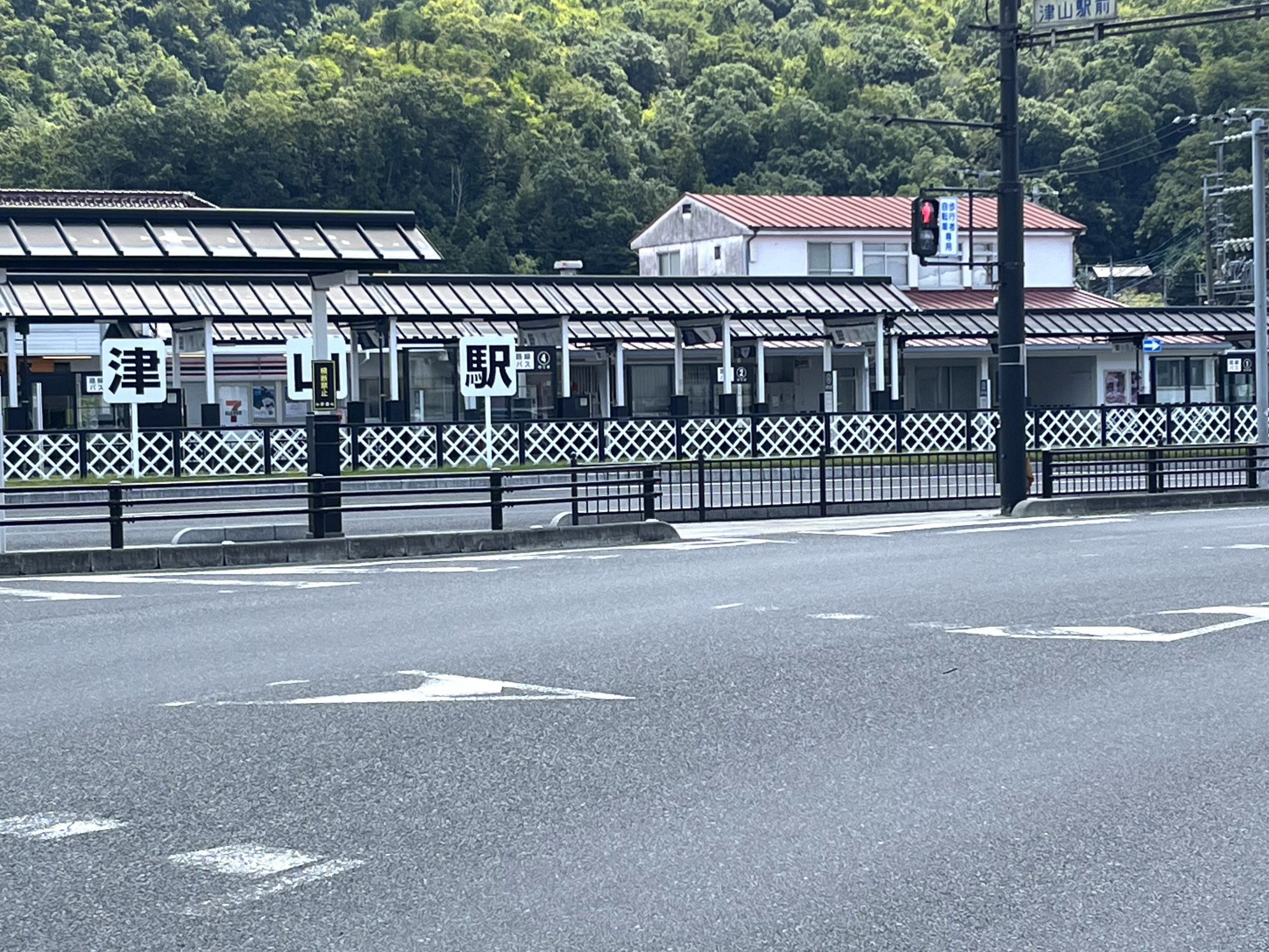津山駅から国道53号線を岡山方面へ進みます