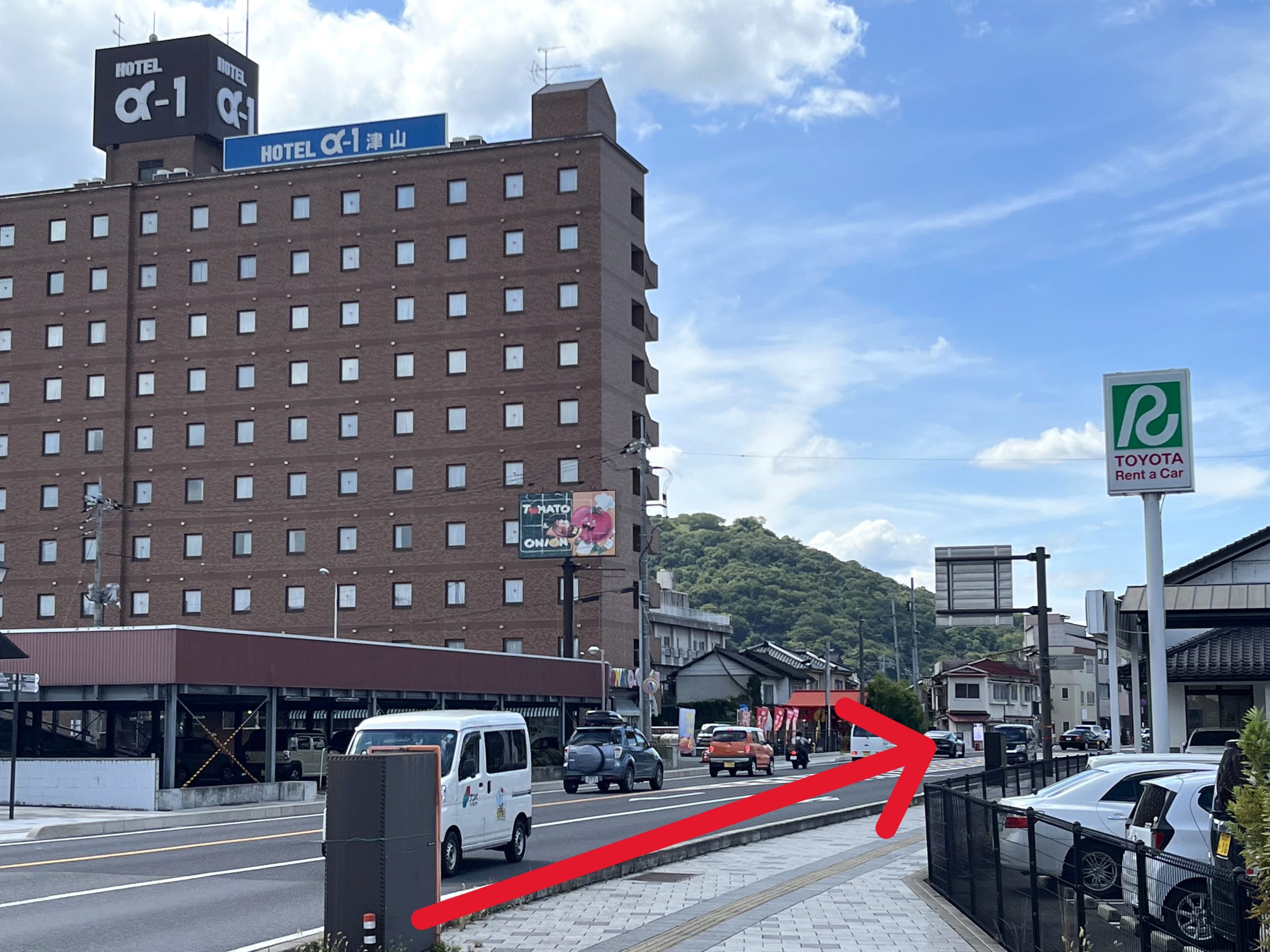 ホテルアルファーワン津山を左手に直進します