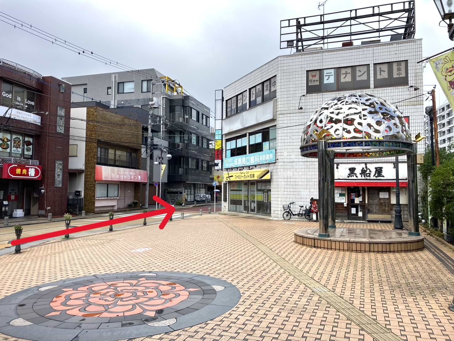 成瀬駅南口から出たら、右手に進みます