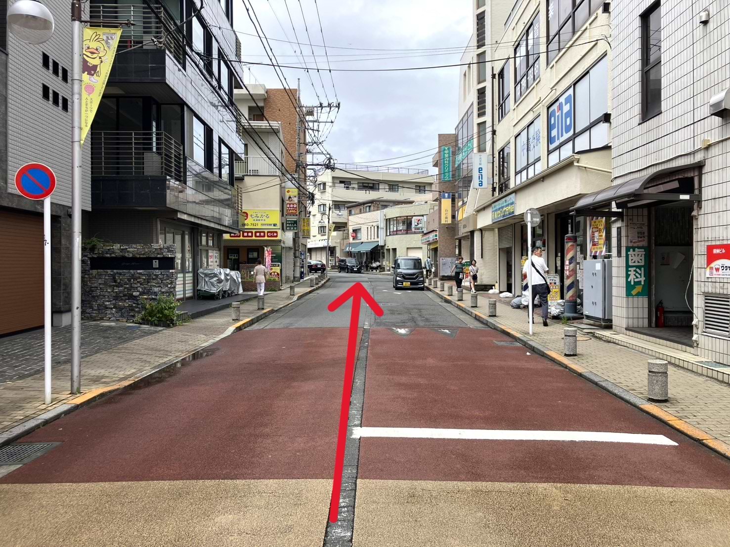 道なりに120ｍほど直進します
