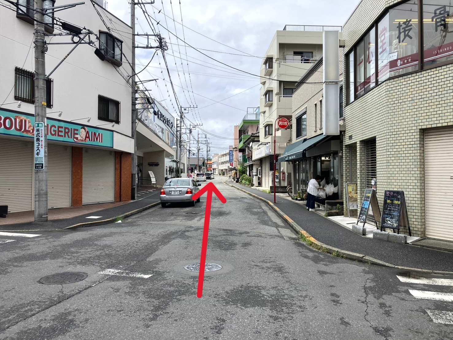 直進した先、右手に当店がございます