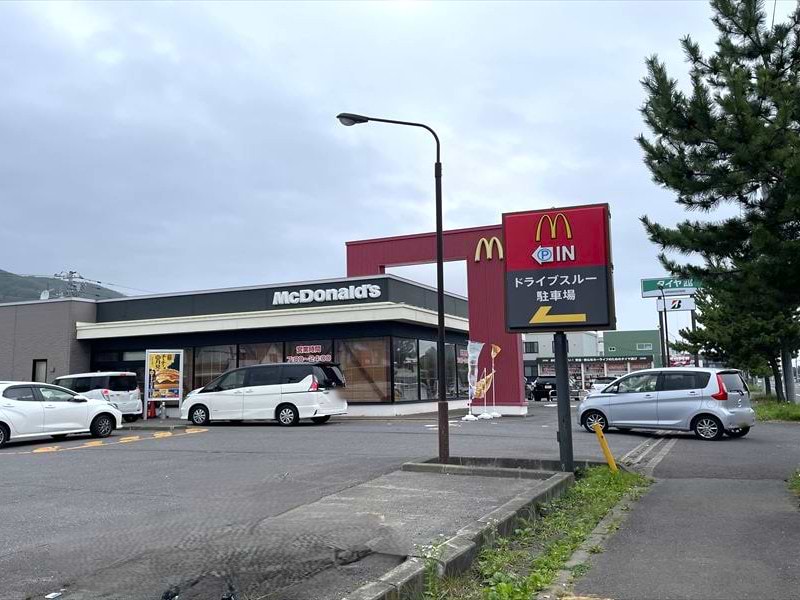 マクドナルド 登別若草町店を左手に通過します