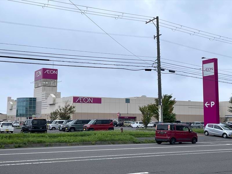 イオン登別店を通過した先、向かい側の左手に当店がございます