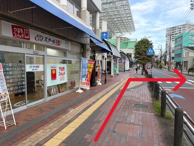 スクールIE相模大野校の右前にある、信号のない横断歩道を渡ります