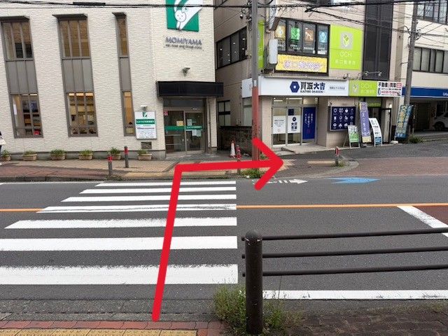 渡った先、右手に当店がございます