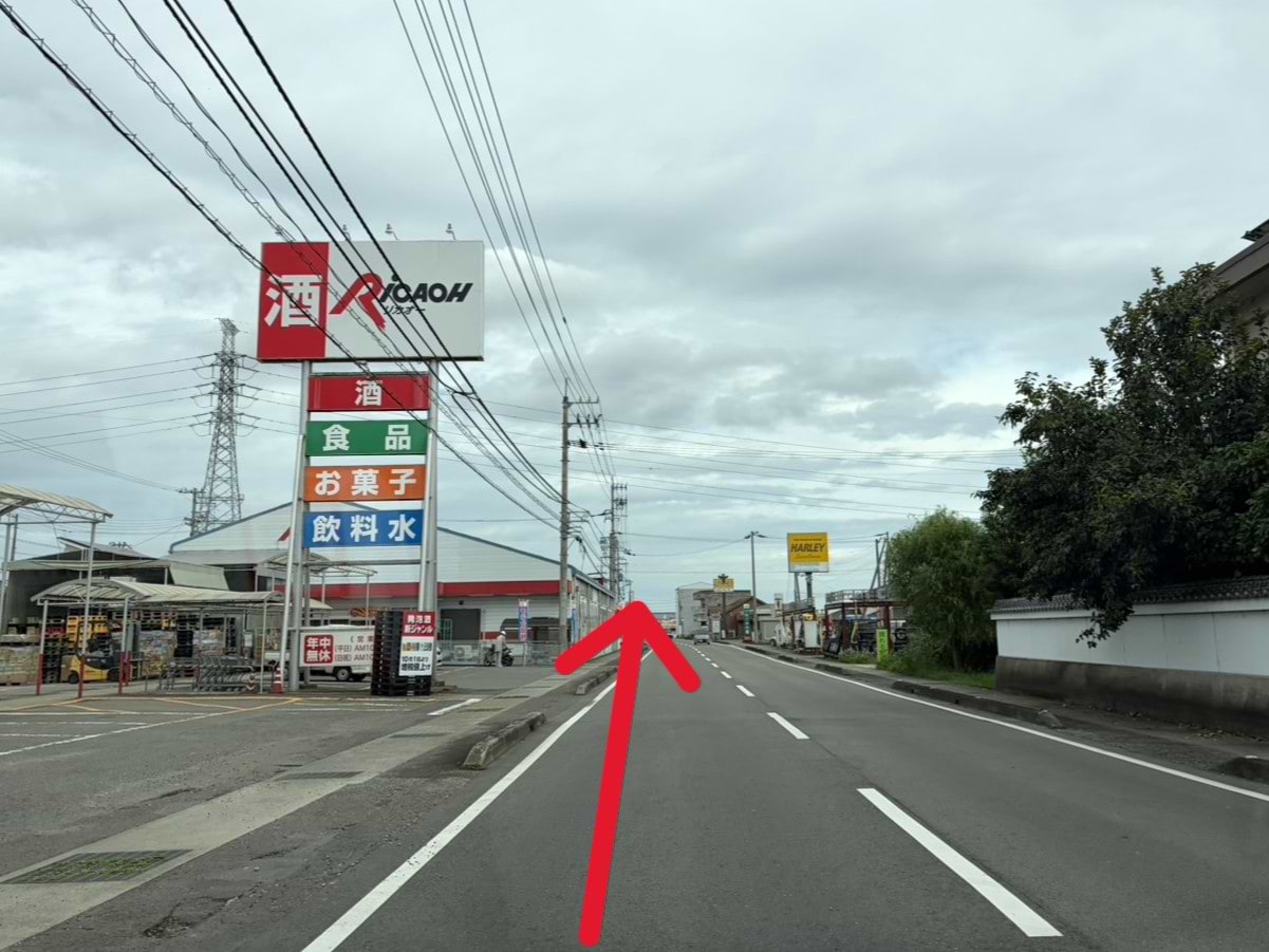 リカオー石井店さんを左手に、100ｍほど直進します