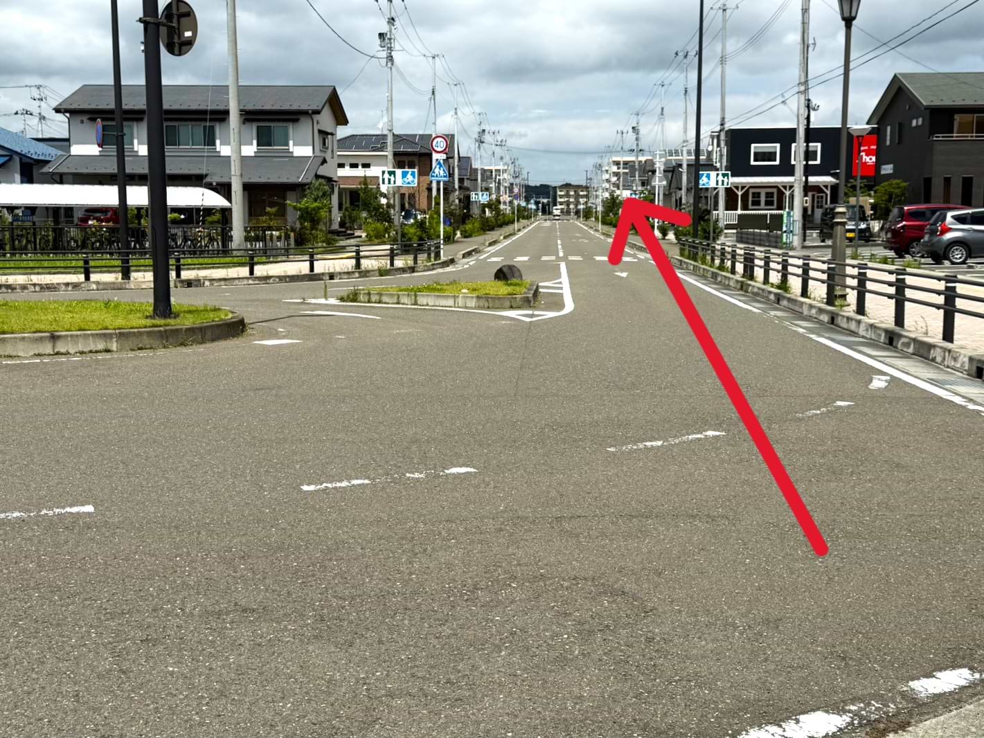 仙石線 石巻あゆみ野駅を背に、国道へ向かって住宅街を直進します。