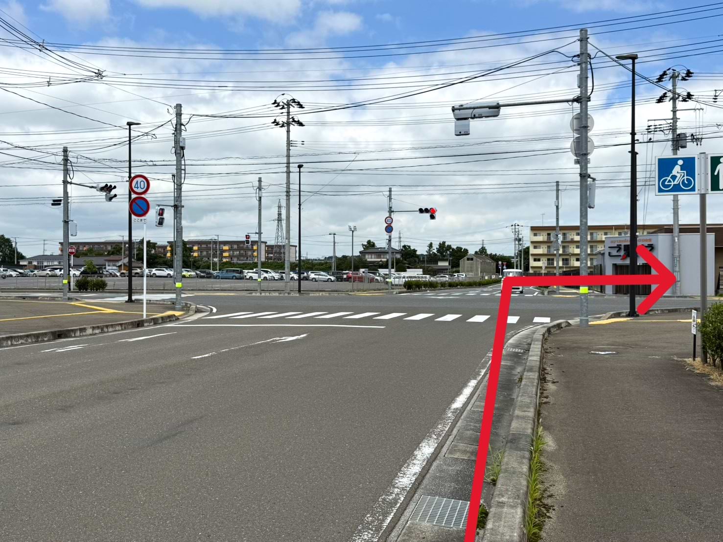 500mほど直進し、住宅街を抜けた先の十字路を右折します。