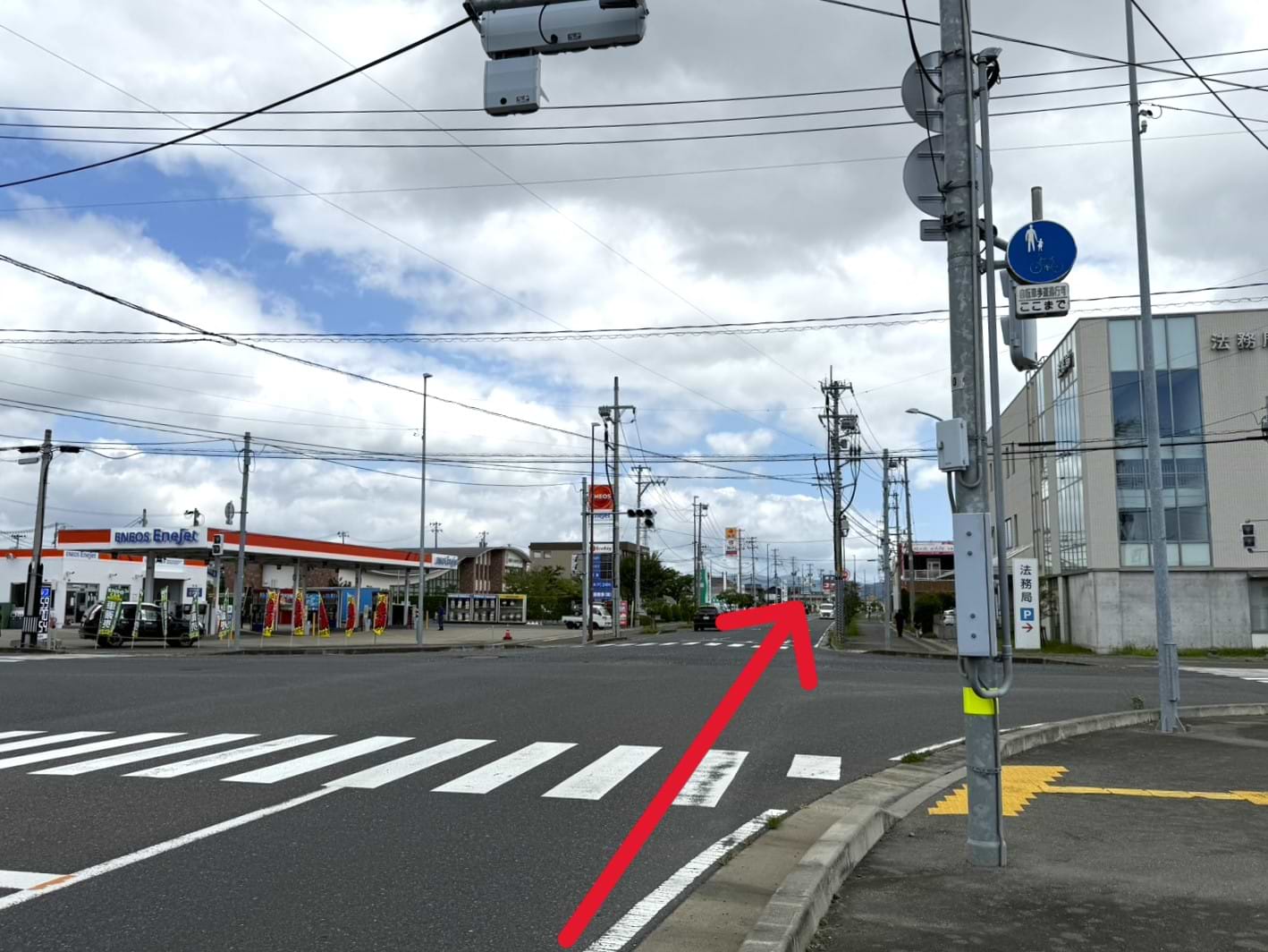 交差点のすぐ右手にある法務局 石巻支局の先に当店がございます。