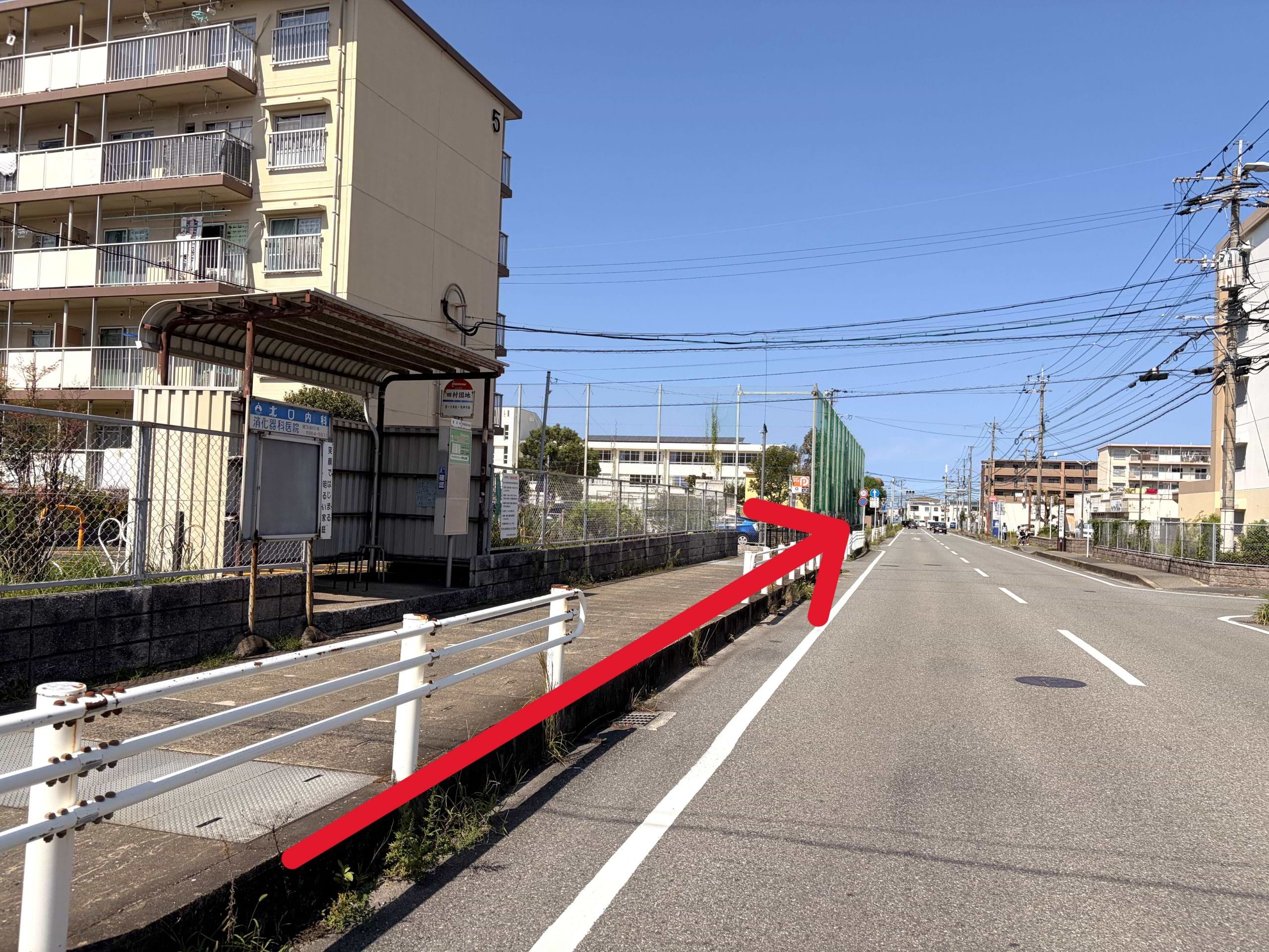 田村団地バス停を通過します