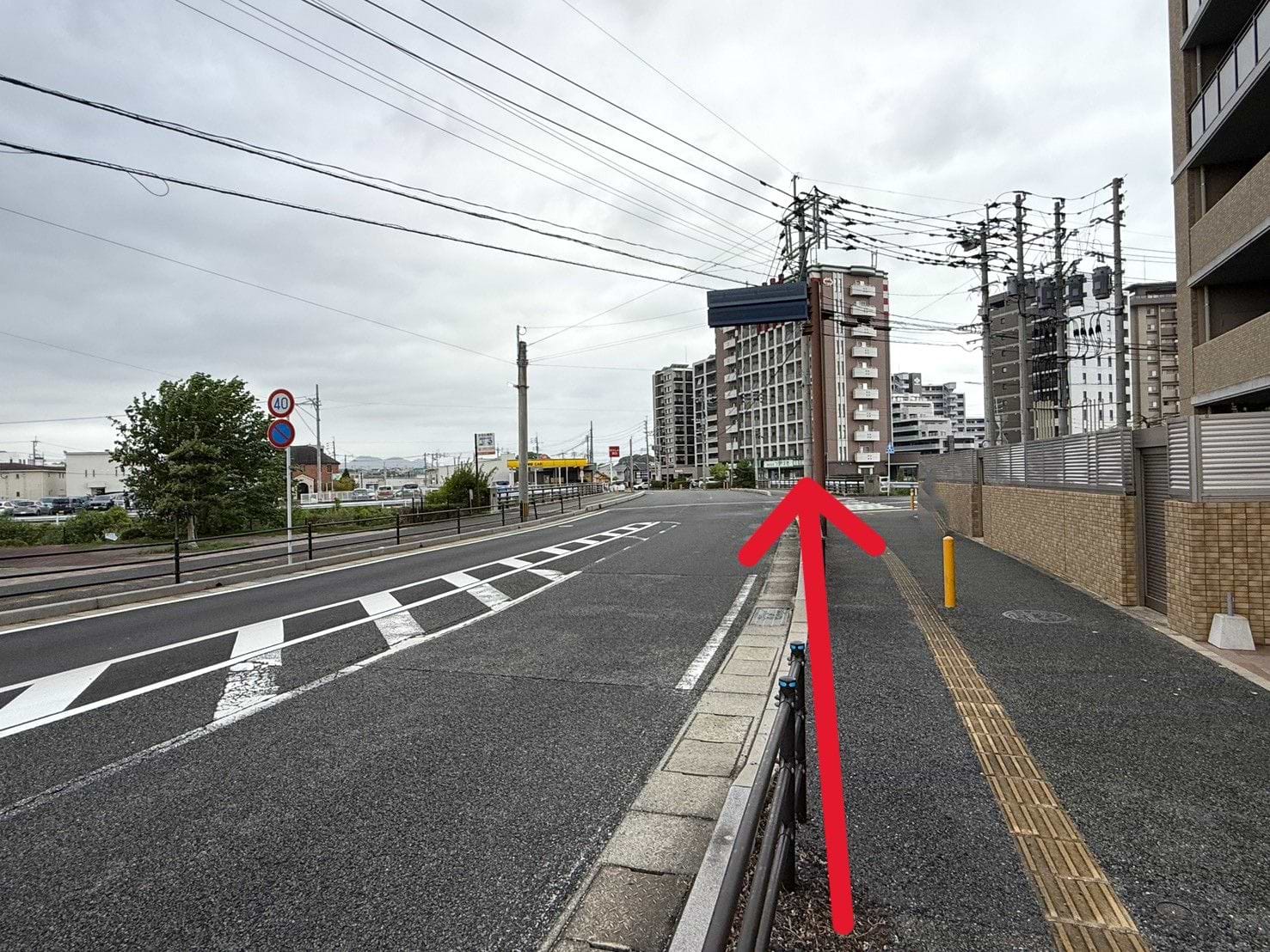 そのまま道なりに100ｍほど直進します