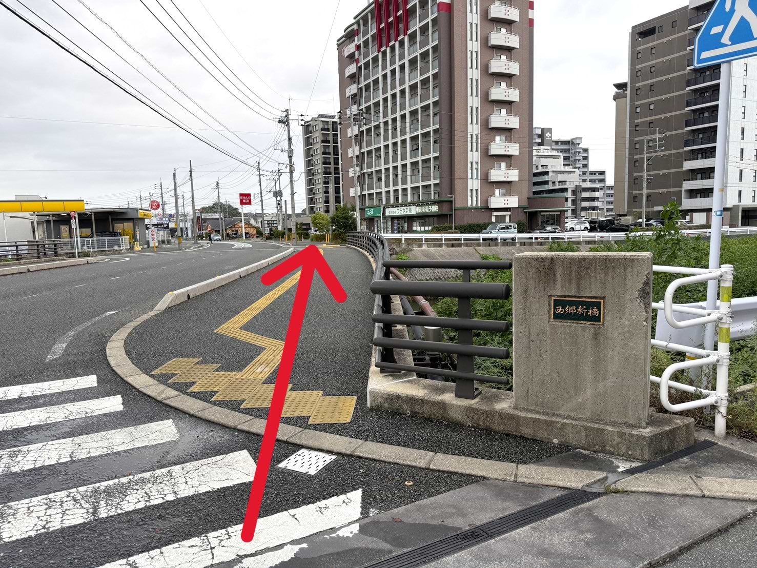 西郷新橋を渡った先、右手に当店がございます