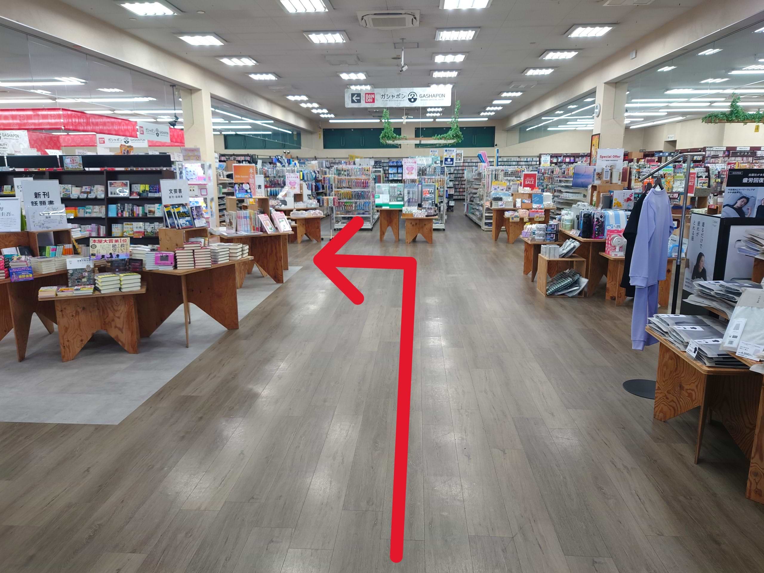 正面出入口から店舗中央まで進み、左折します