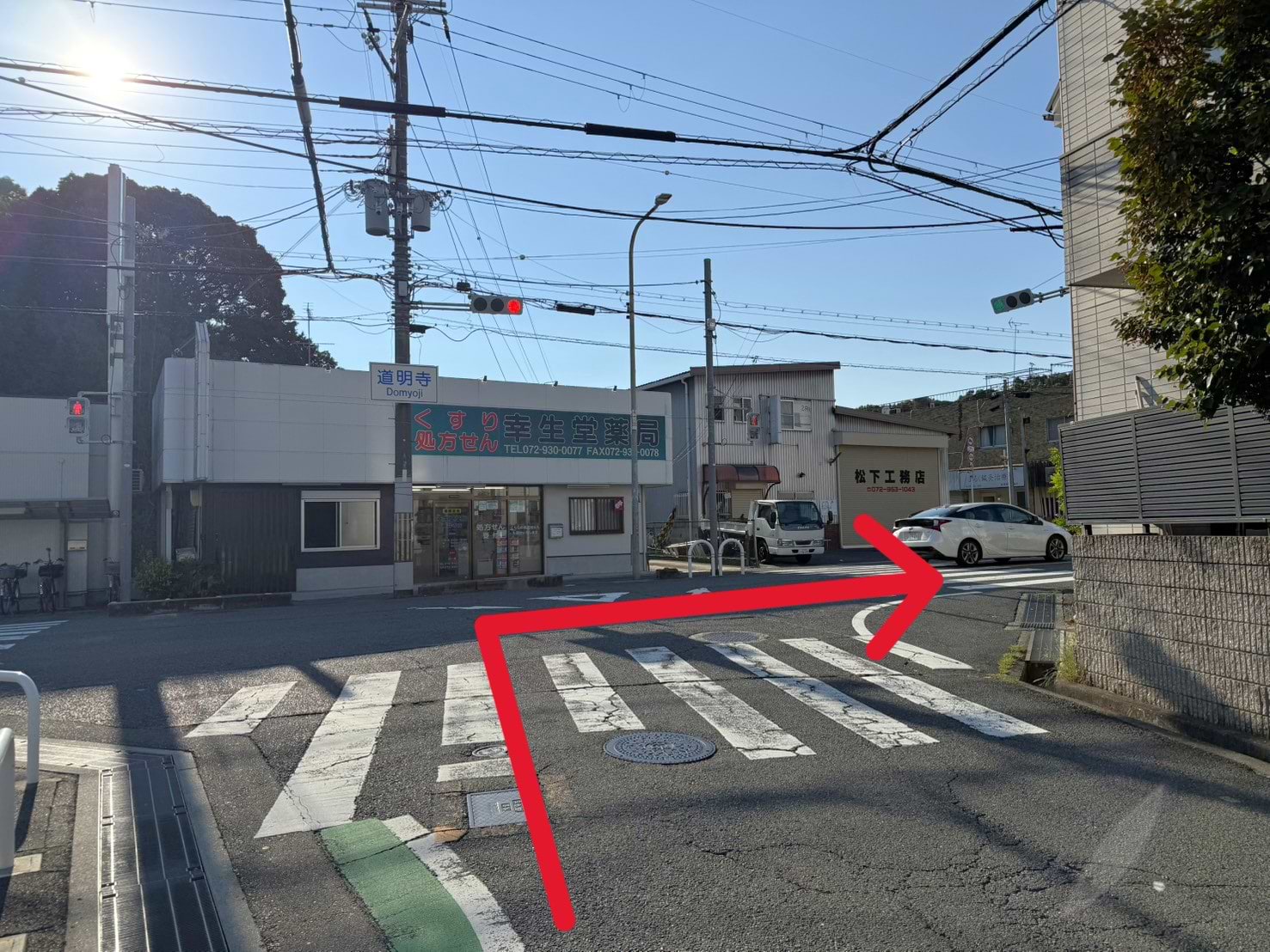 突き当りの道明寺交差点を右折すると、すぐ右手に当店がございます