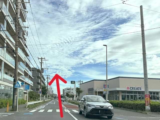 スーパーFUJI 鵠沼店様・クリエイトSD 藤沢鵠沼海岸店様を右手に、400ｍほど直進します