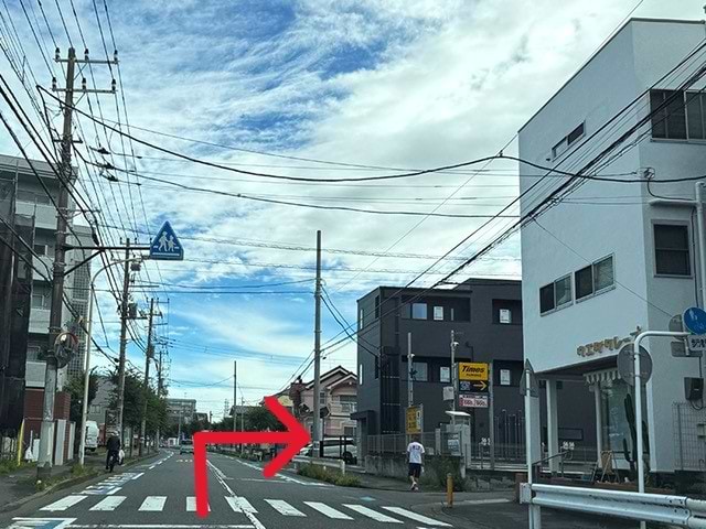 鵠沼運動公園交差点を通過し、ウエダクレープ様の先、右手（東）側に当店がございます