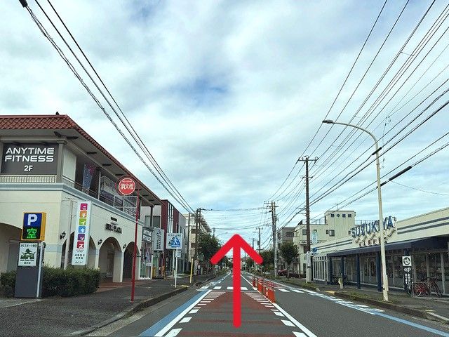 スーパースズキヤ 鵠沼店様を右手に、500ｍほど直進します