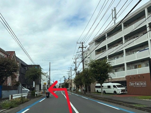 トイファクトリー湘南様の向かい、左手に当店がございます